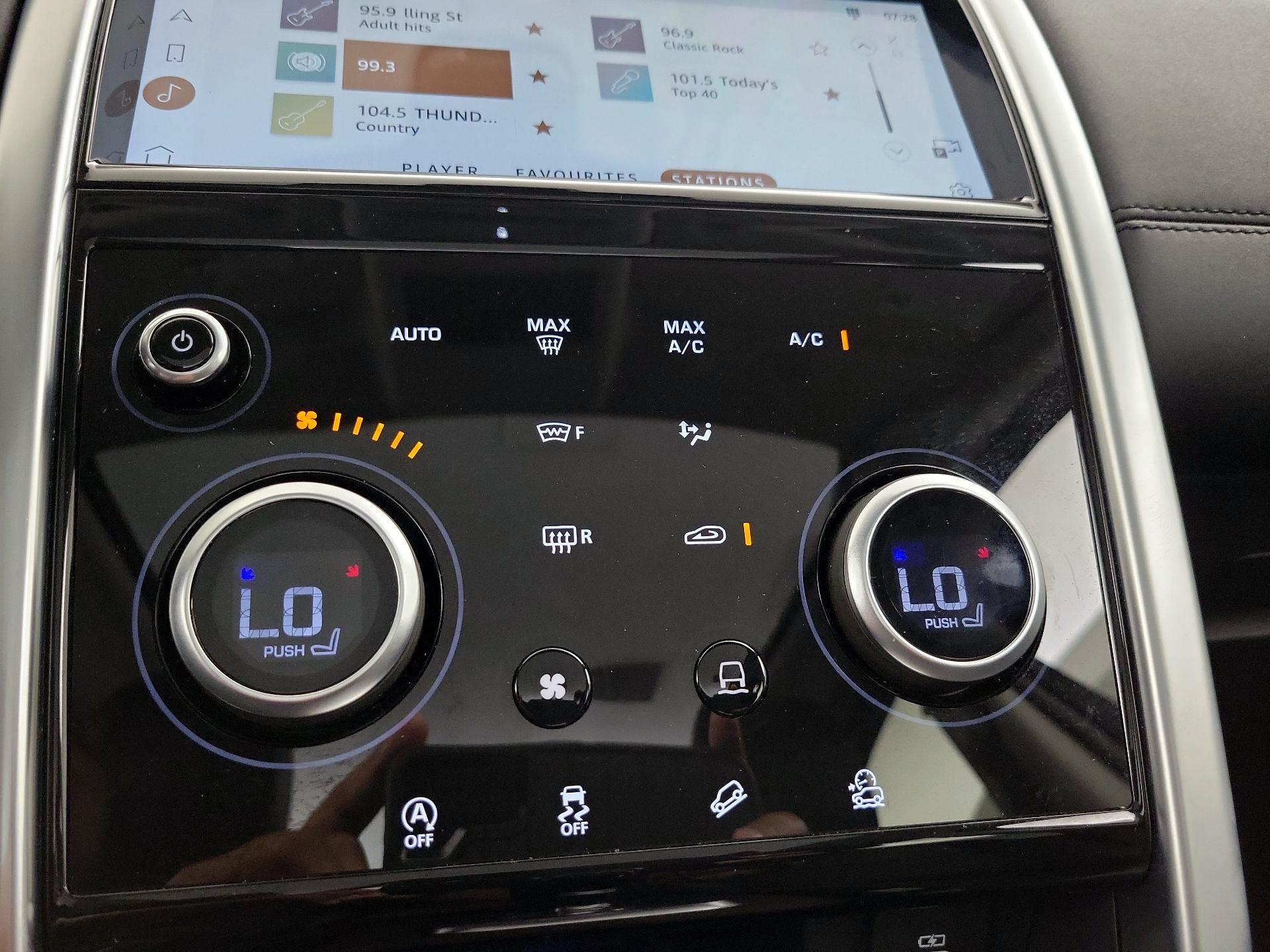 Thumbnail: 2023 Land Rover Discovery Sport - 17