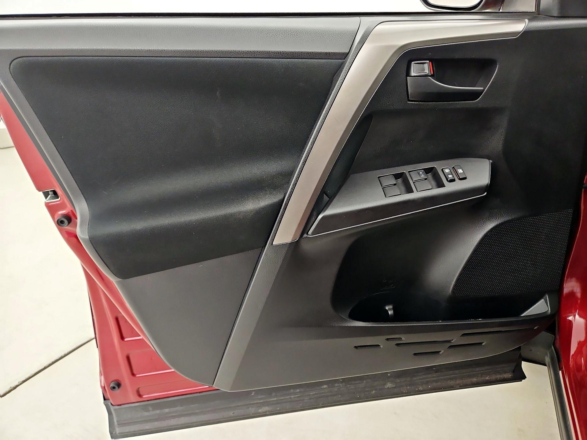 Thumbnail: 2018 Toyota RAV4 - 12