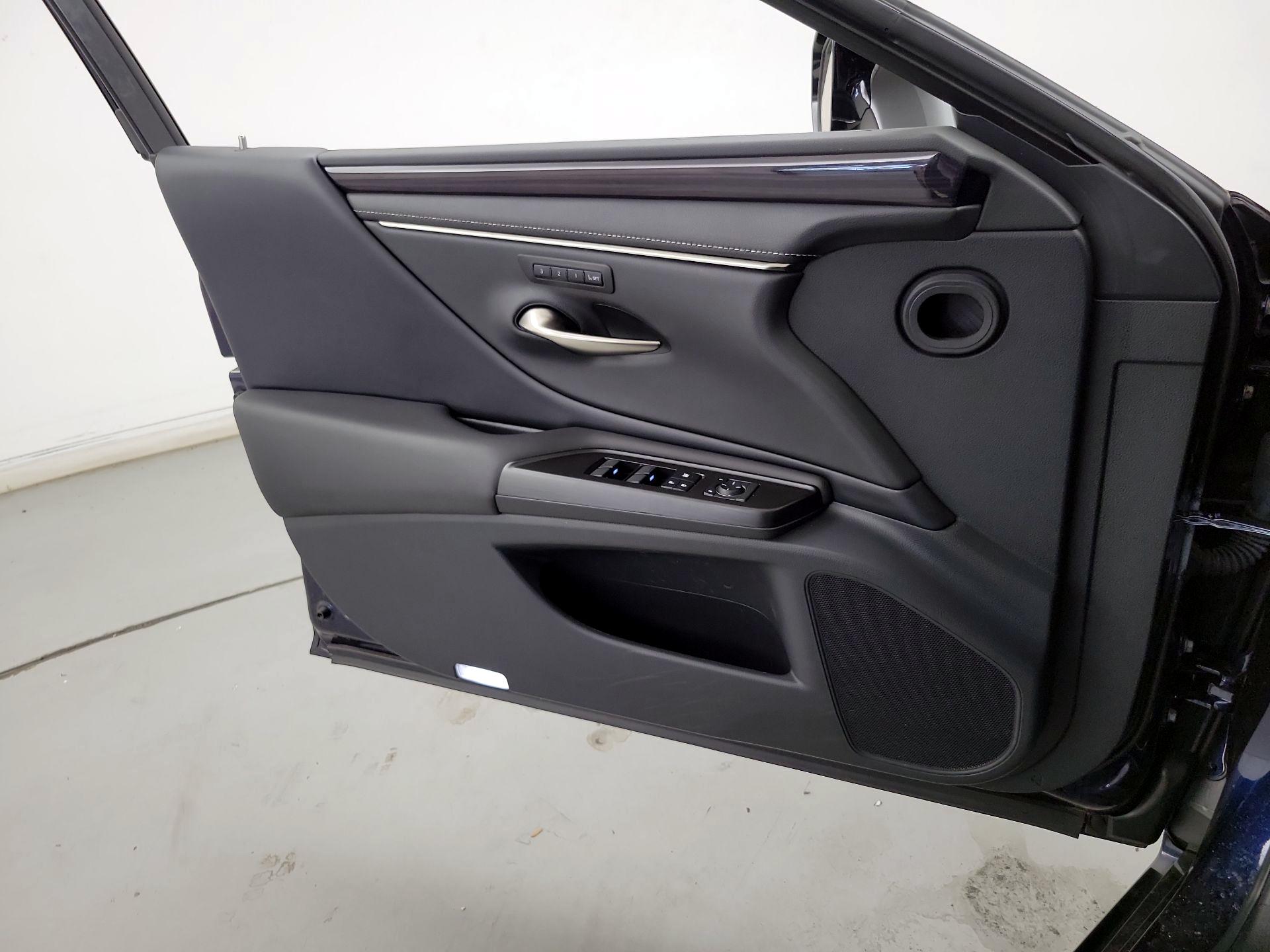 Thumbnail: 2019 Lexus ES - 12