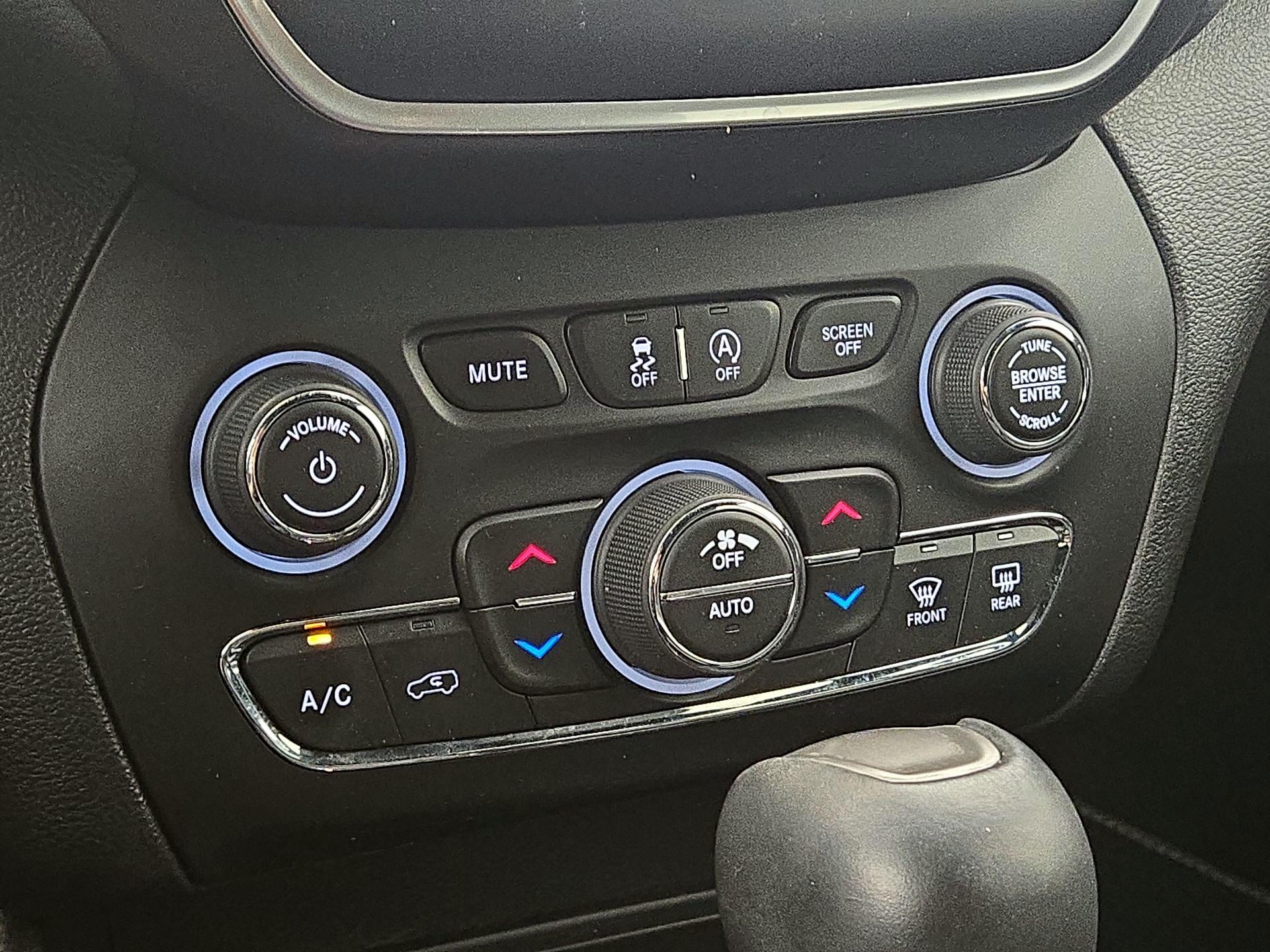 Thumbnail: 2021 Jeep Cherokee - 16
