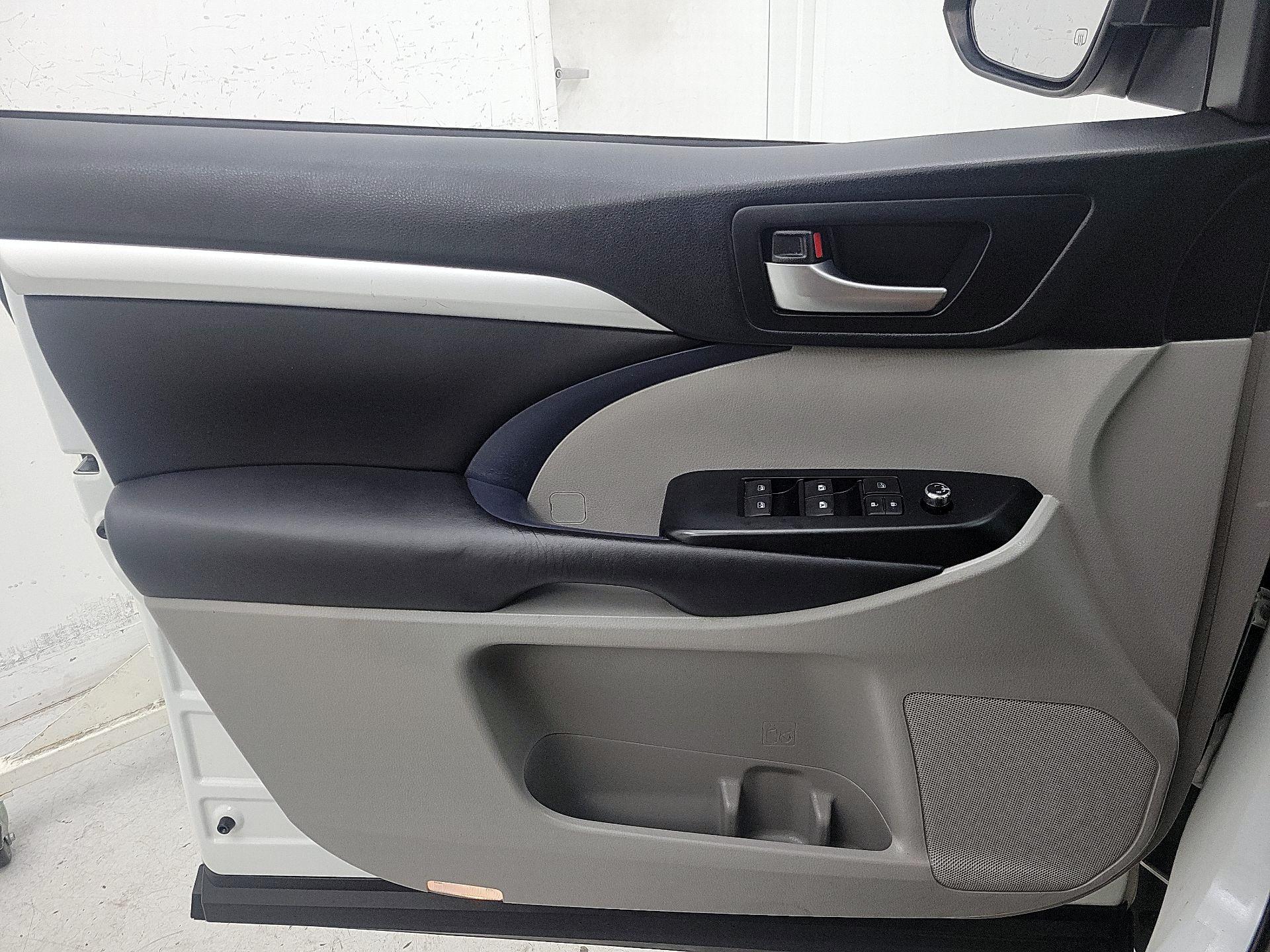 Thumbnail: 2019 Toyota Highlander - 12