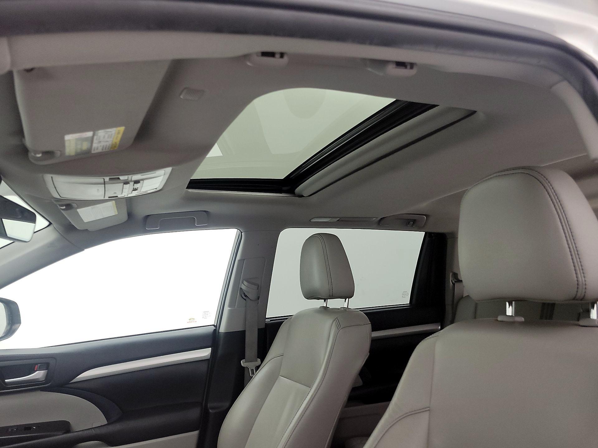 Thumbnail: 2019 Toyota Highlander - 19