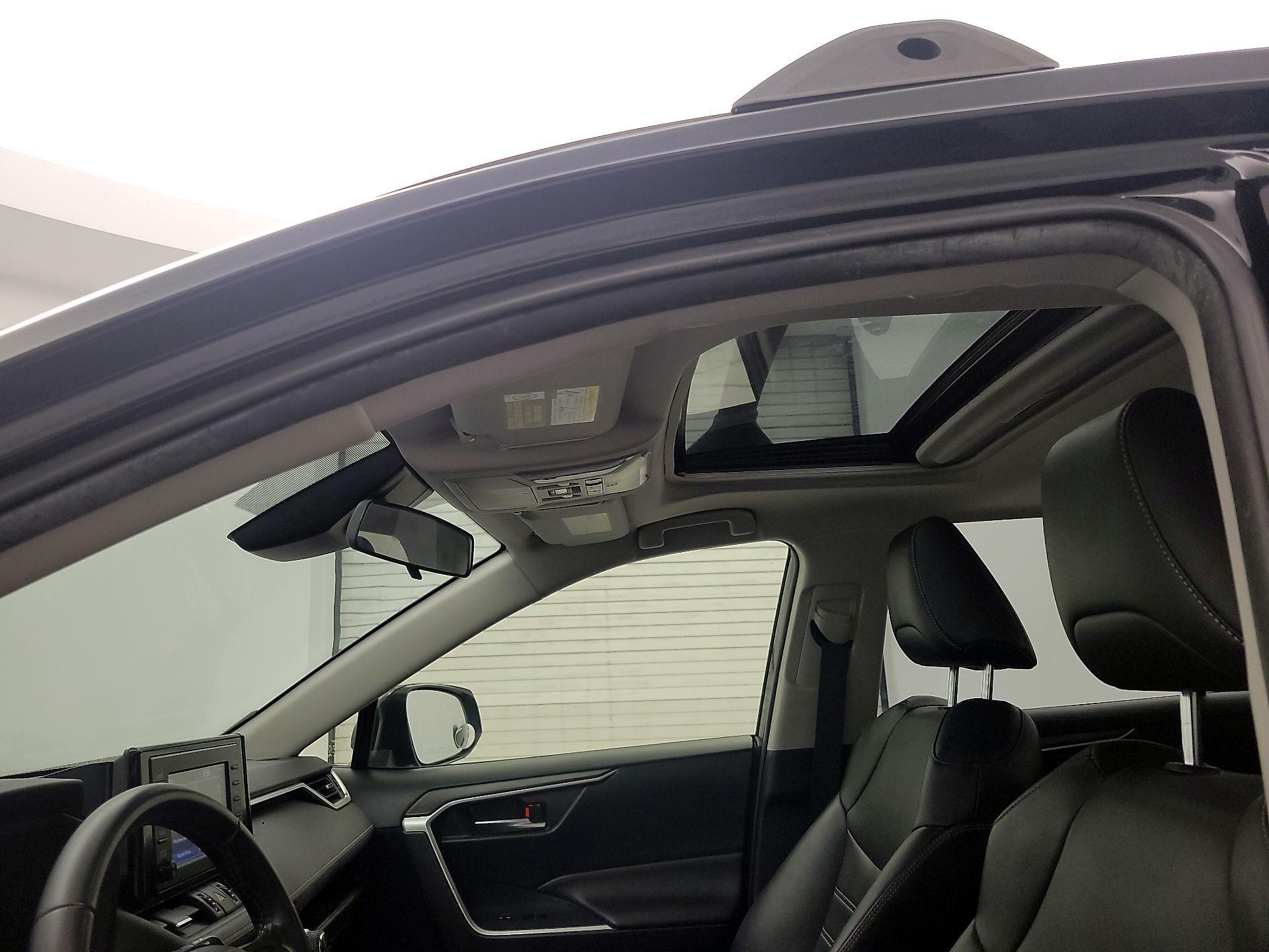 Thumbnail: 2019 Toyota RAV4 - 19