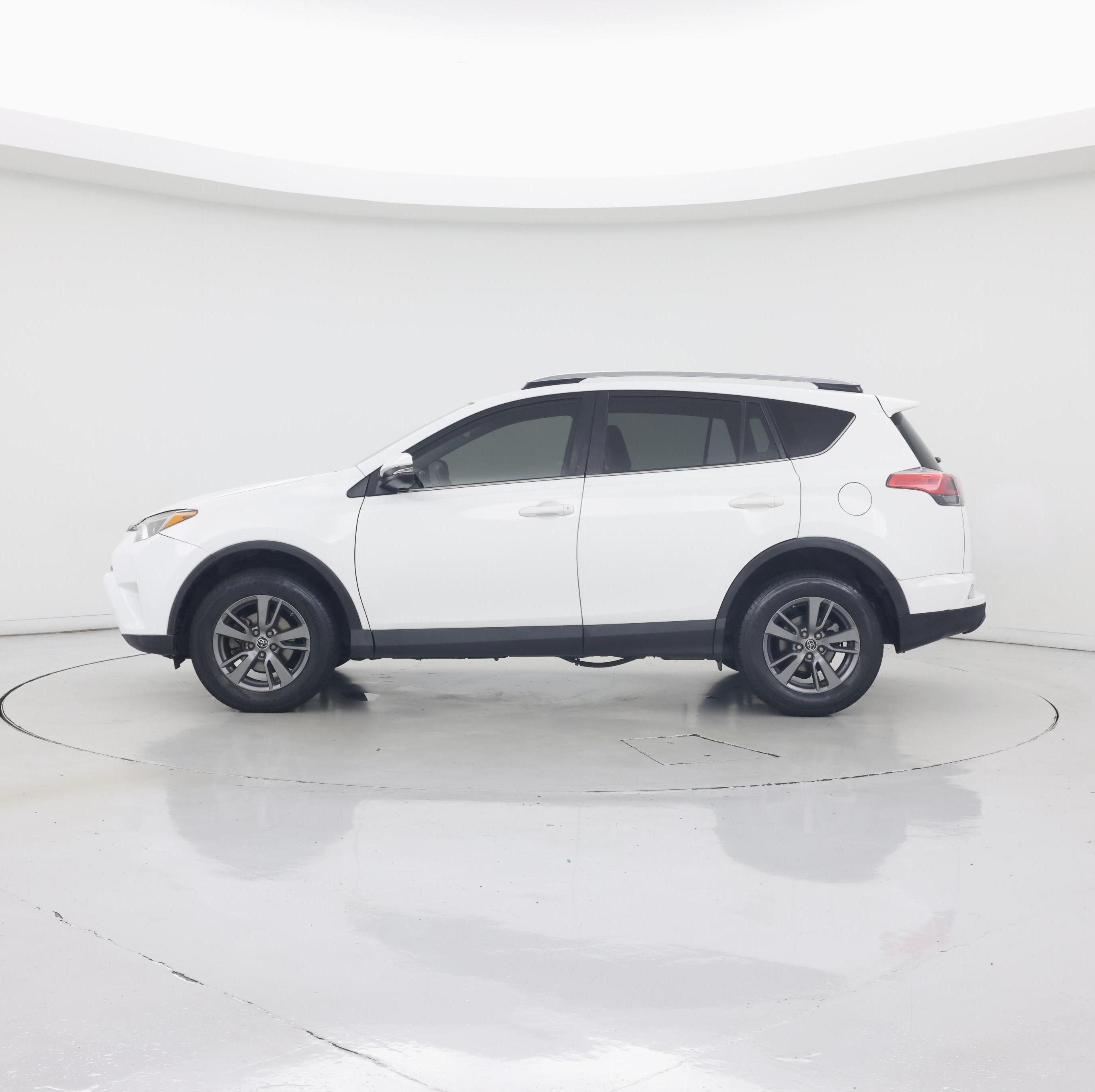 Thumbnail: 2018 Toyota RAV4 - 3