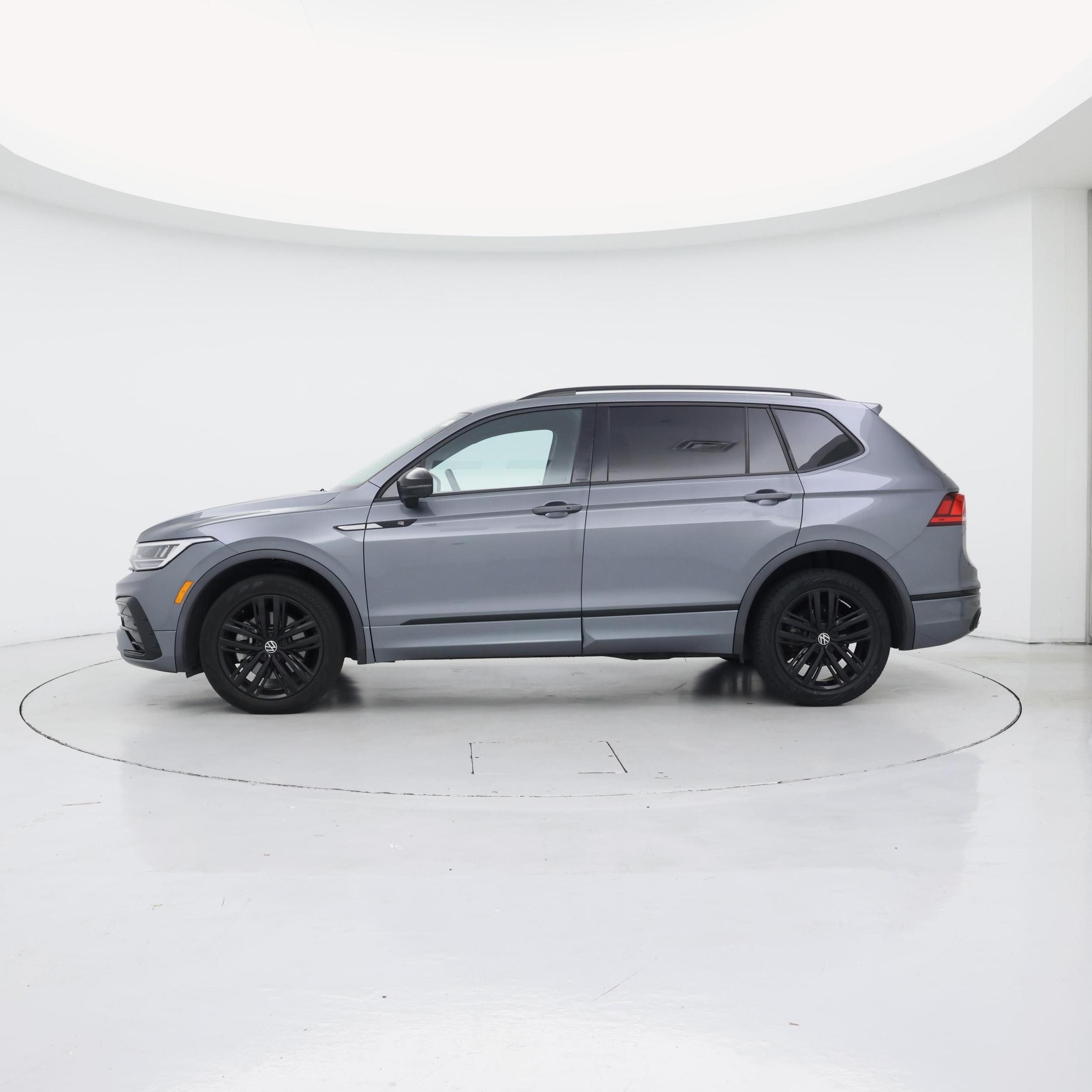 Thumbnail: 2022 Volkswagen Tiguan - 3