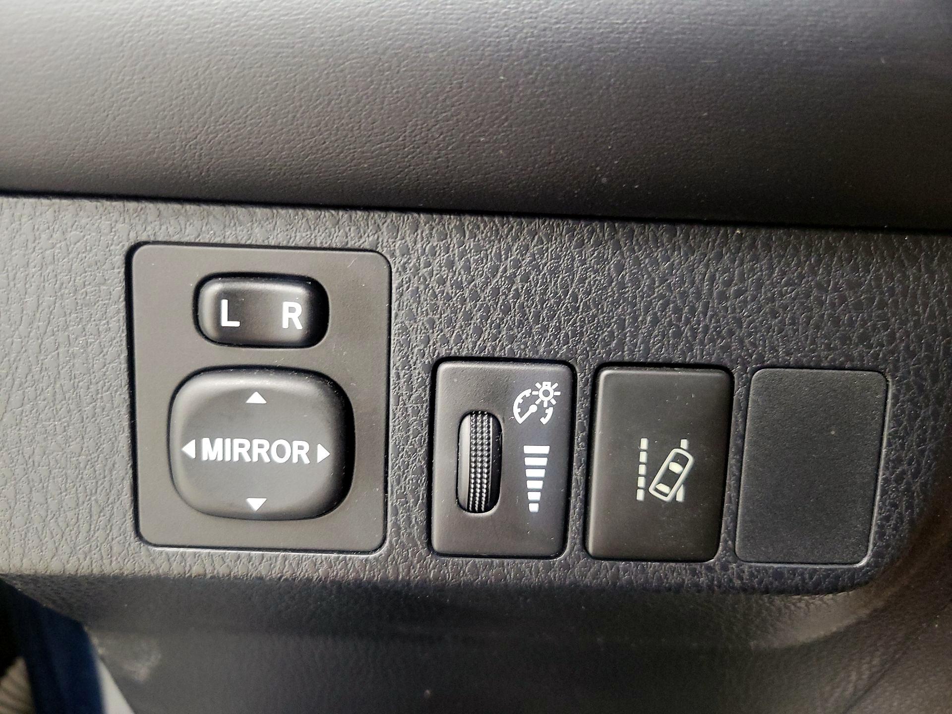 Thumbnail: 2018 Toyota RAV4 - 13