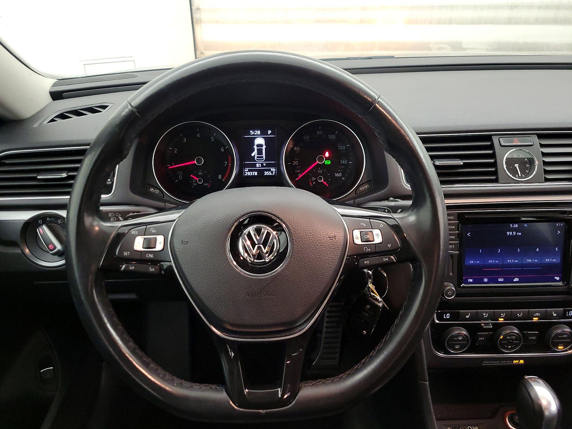 Thumbnail: 2017 Volkswagen Passat - 10