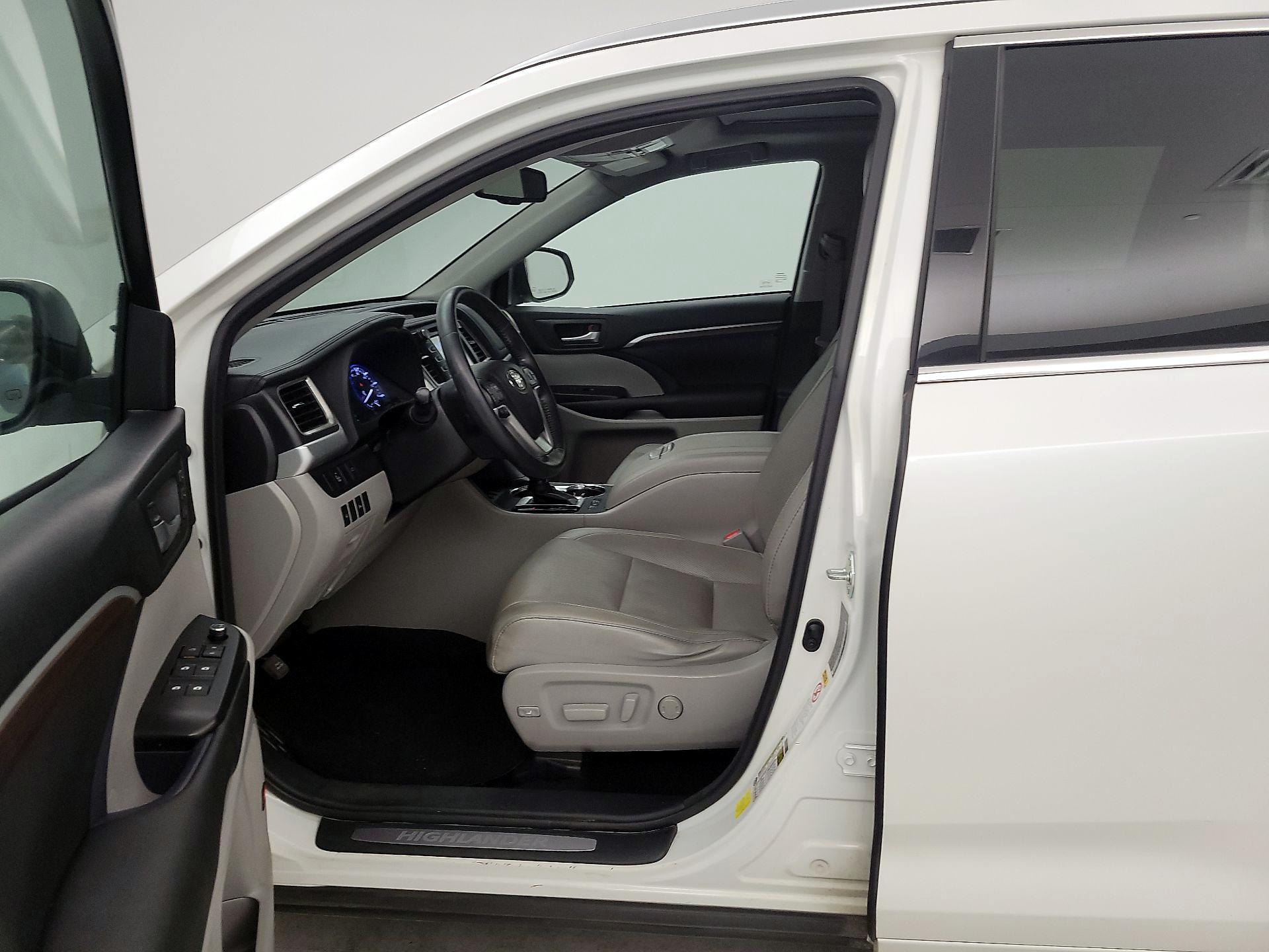 Thumbnail: 2016 Toyota Highlander - 11
