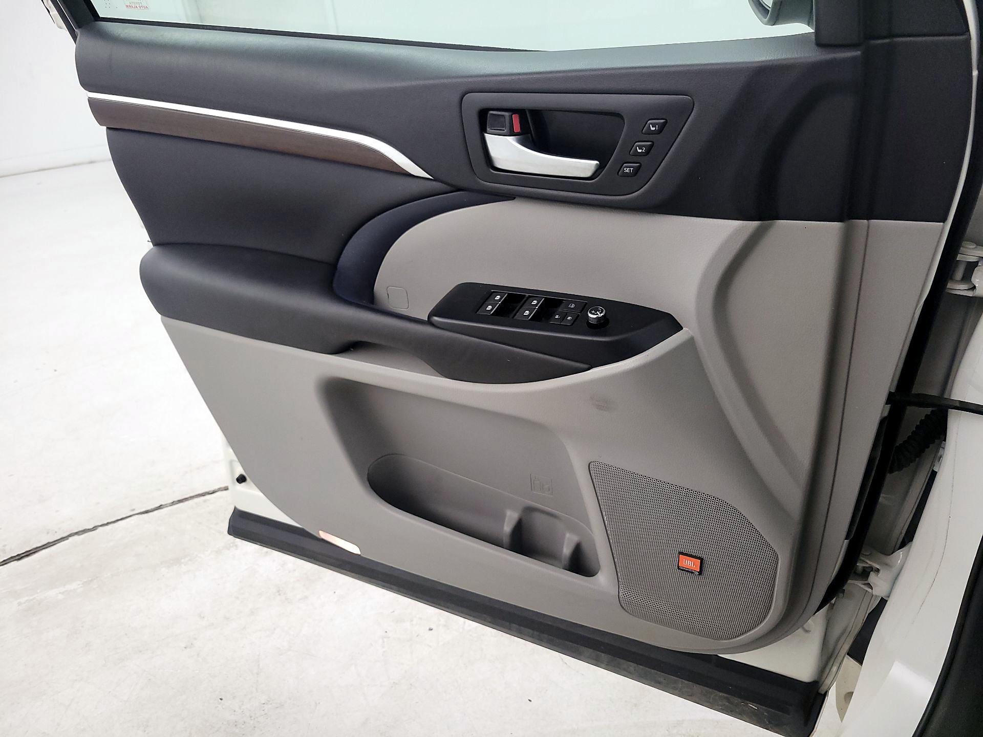 Thumbnail: 2016 Toyota Highlander - 12