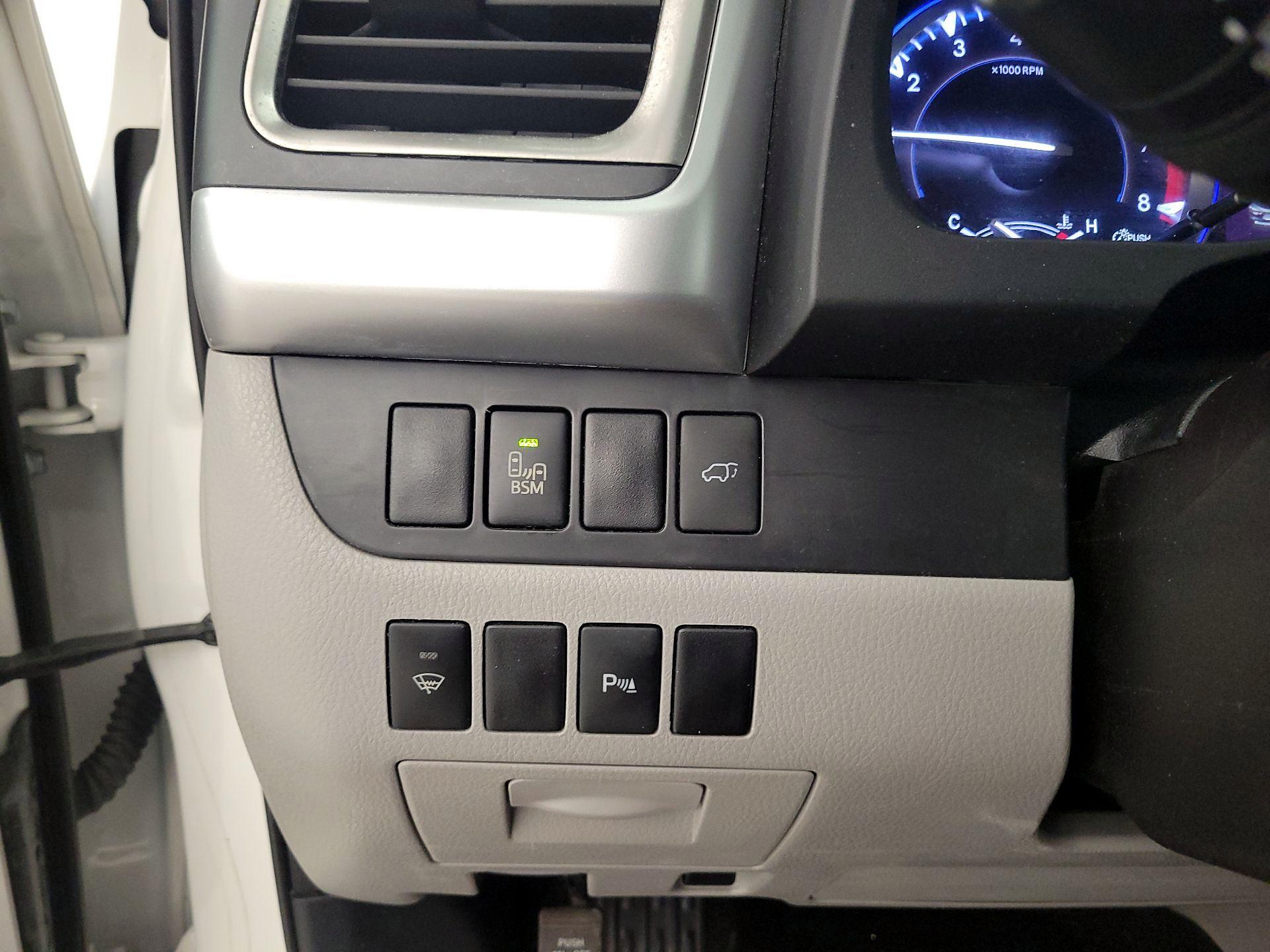 Thumbnail: 2016 Toyota Highlander - 13