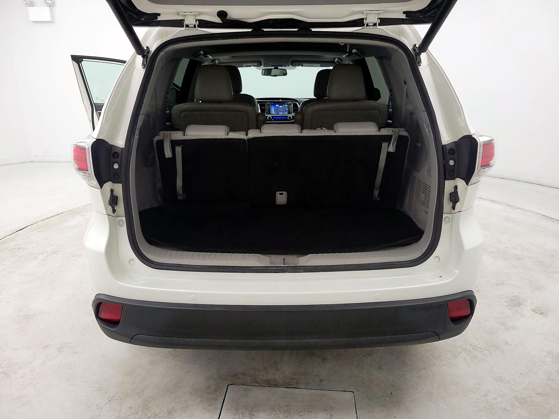 Thumbnail: 2016 Toyota Highlander - 20