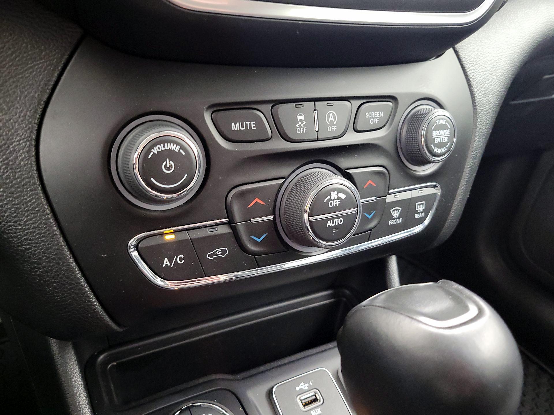 Thumbnail: 2022 Jeep Cherokee - 16