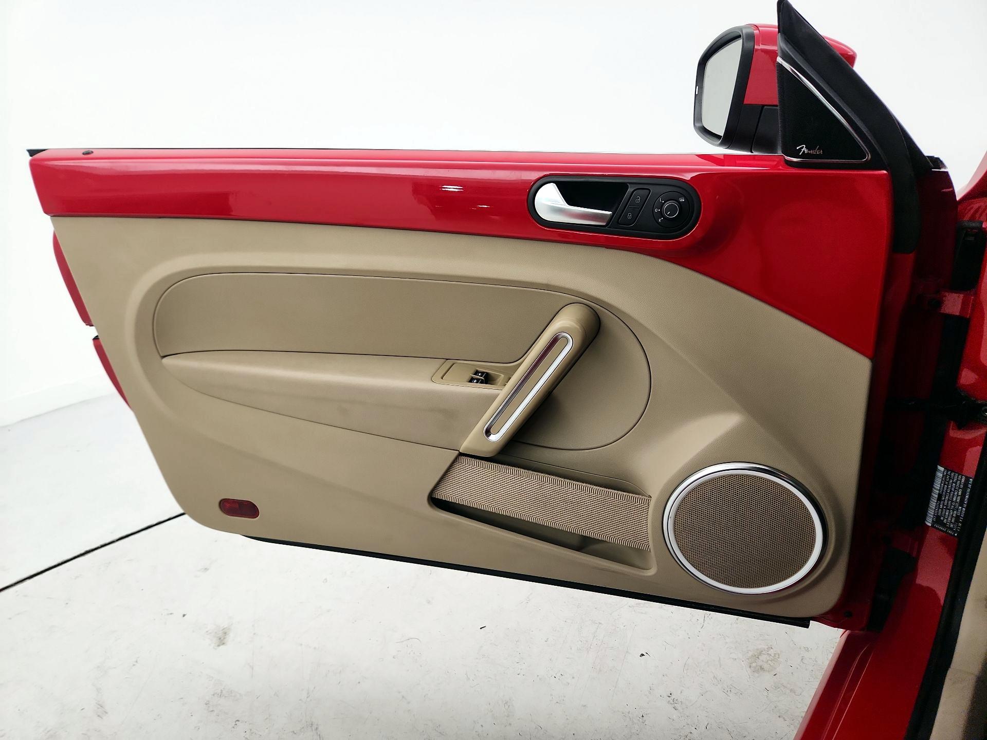 Thumbnail: 2015 Volkswagen Beetle - 12