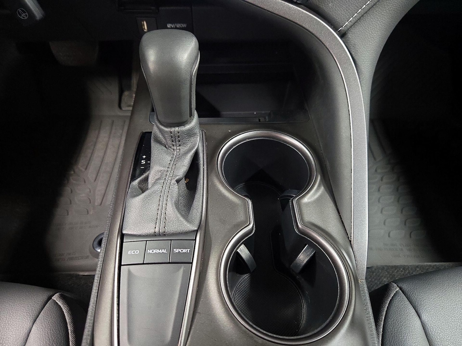 2024 Toyota Camry SE - Photo 18