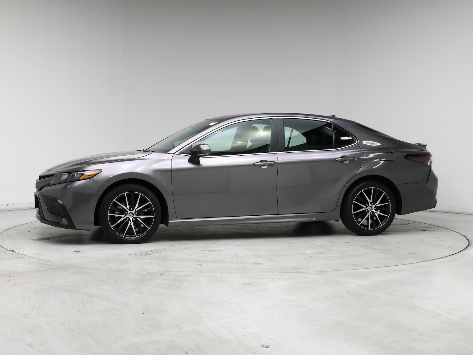 2024 Toyota Camry SE - Photo 4