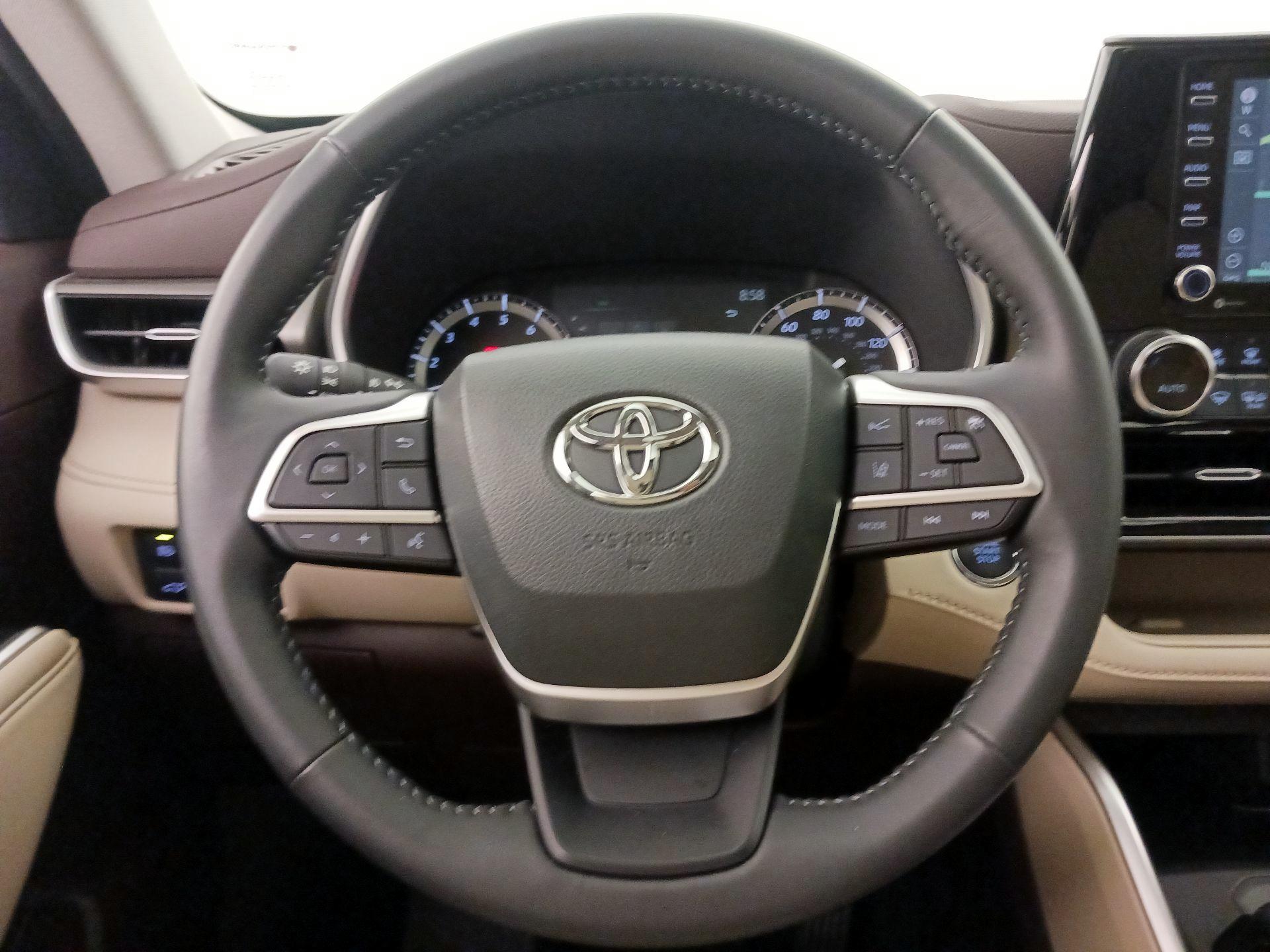 Thumbnail: 2022 Toyota Highlander - 10