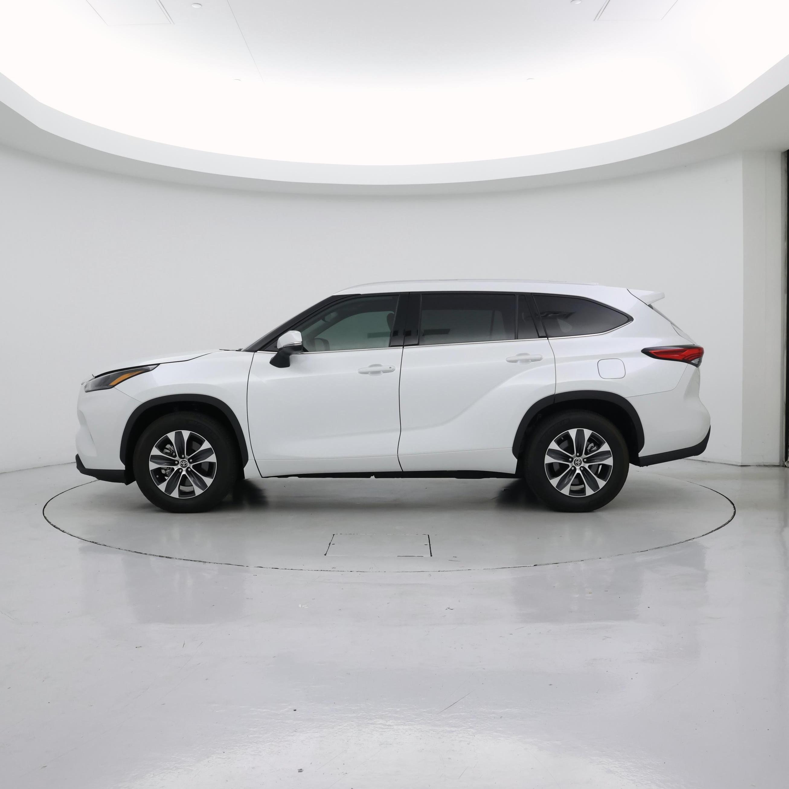 Thumbnail: 2022 Toyota Highlander - 3
