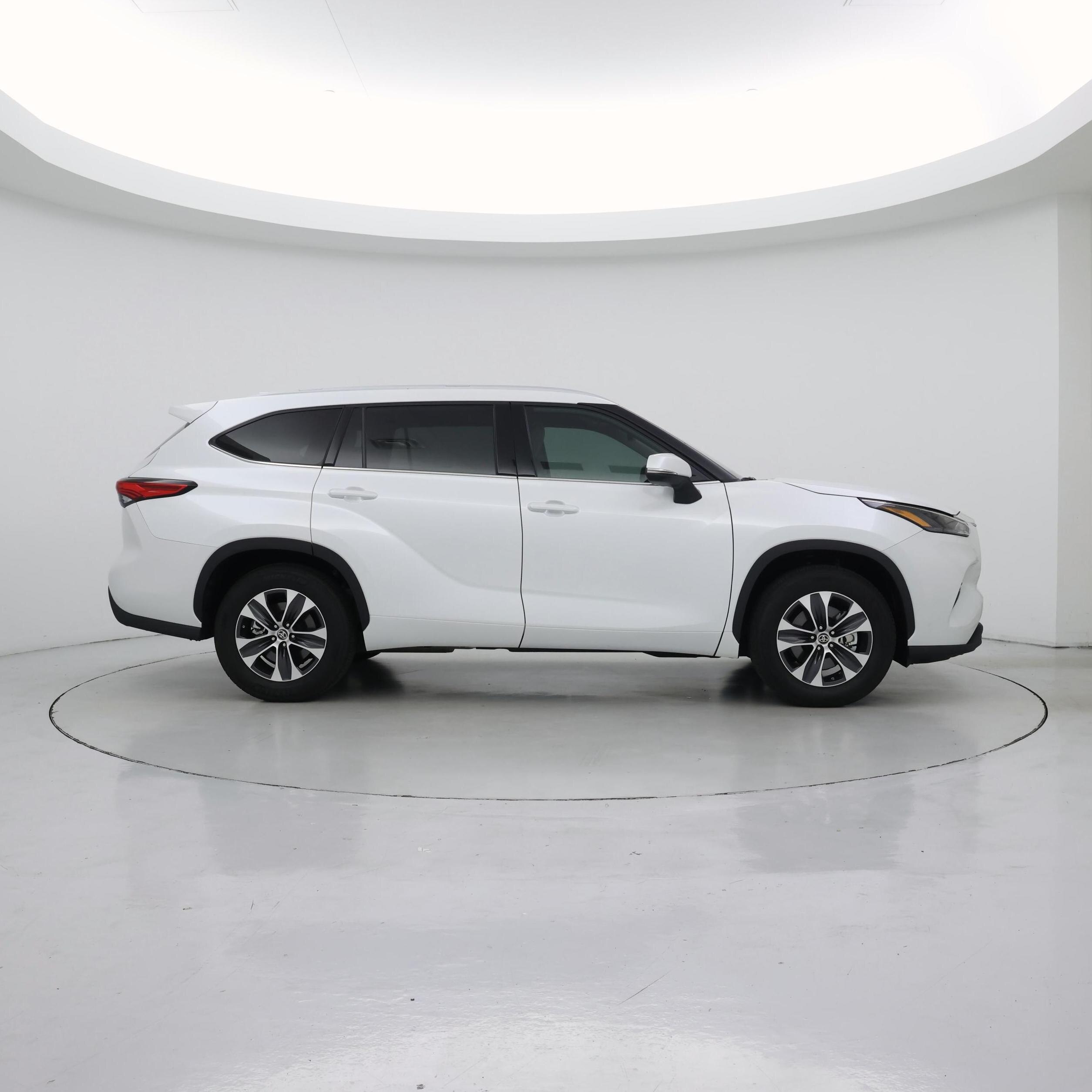 Thumbnail: 2022 Toyota Highlander - 7