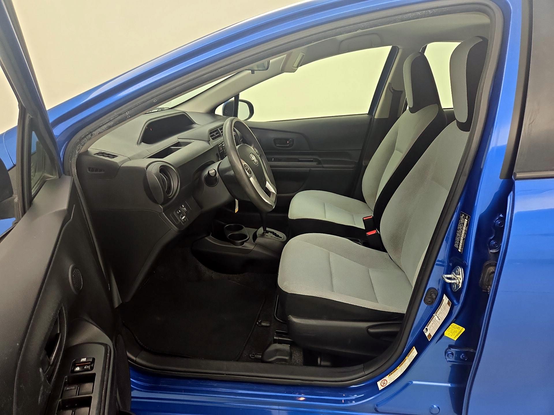Thumbnail: 2015 Toyota Prius c - 11