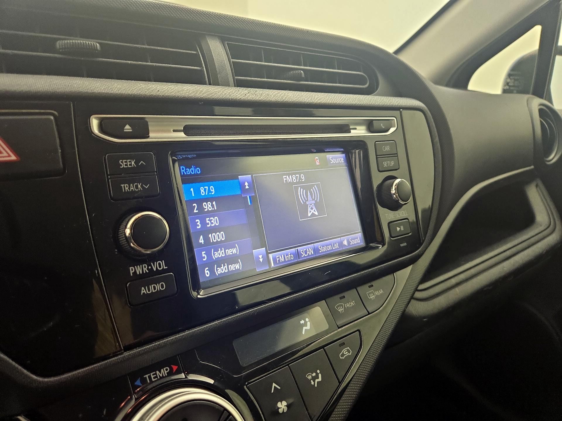 Thumbnail: 2015 Toyota Prius c - 14