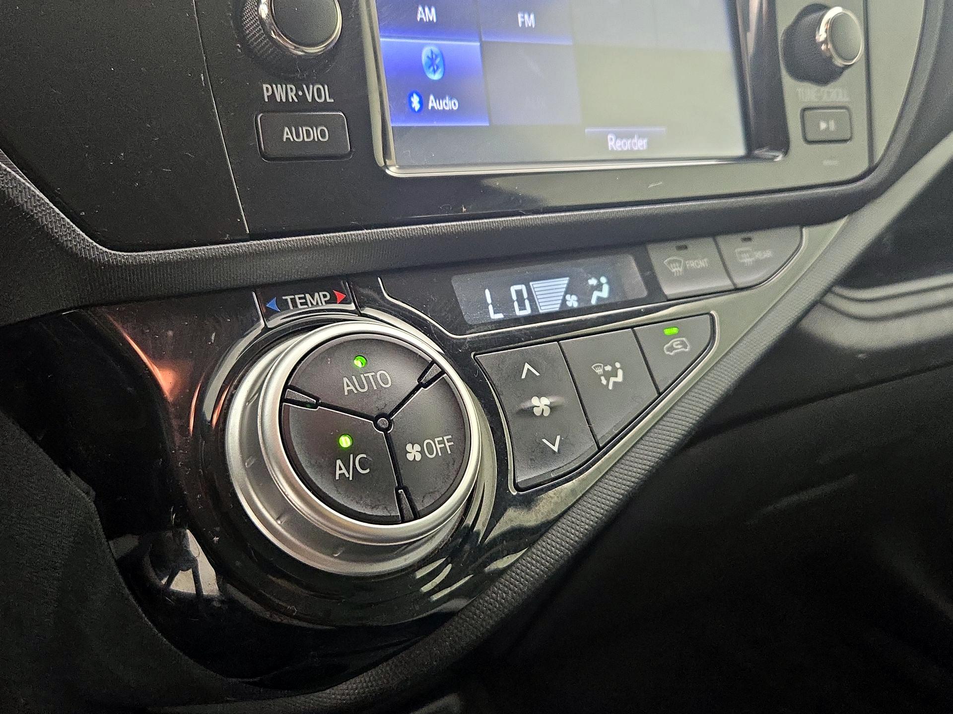 Thumbnail: 2015 Toyota Prius c - 15