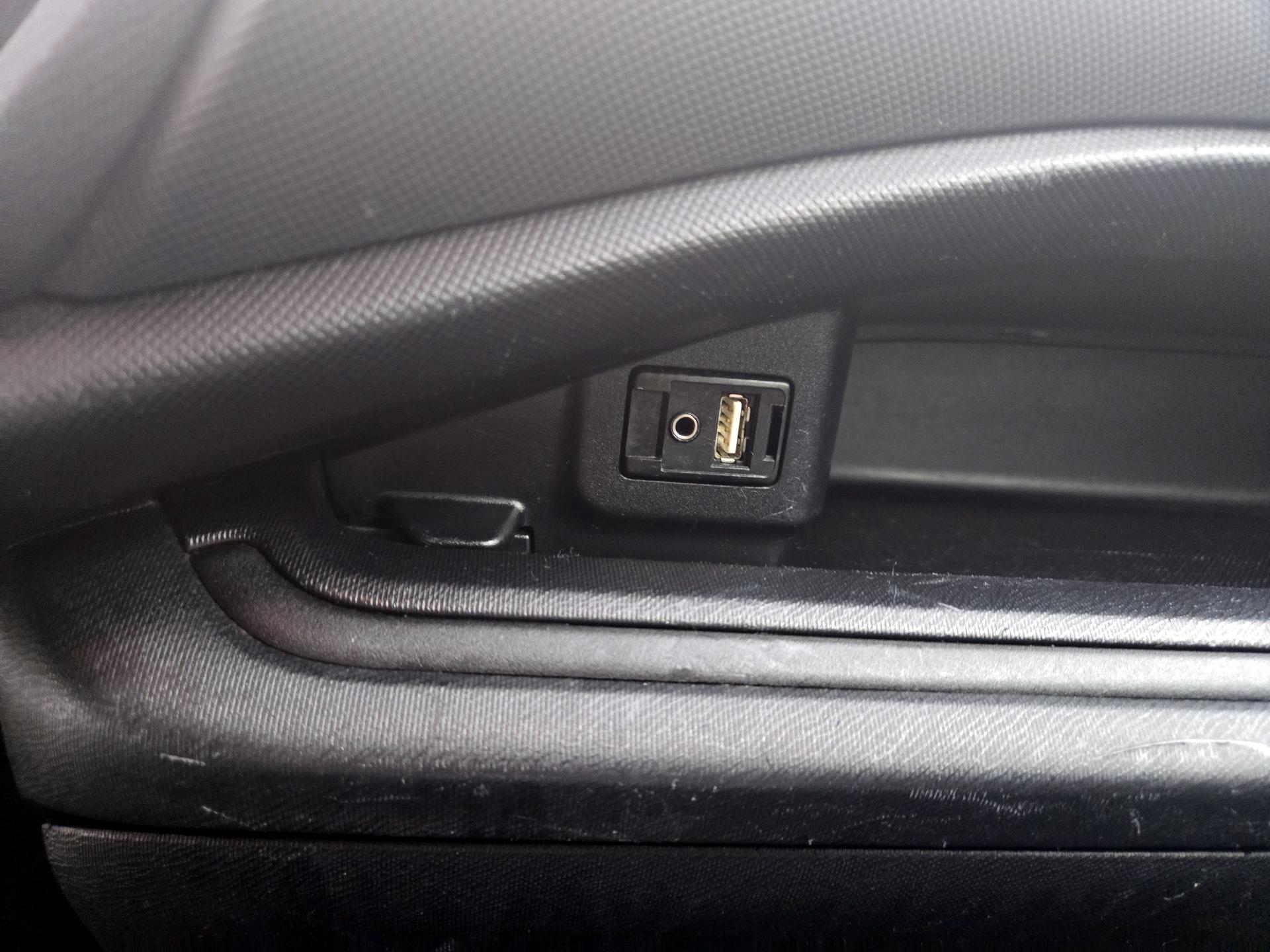 Thumbnail: 2015 Toyota Prius c - 17
