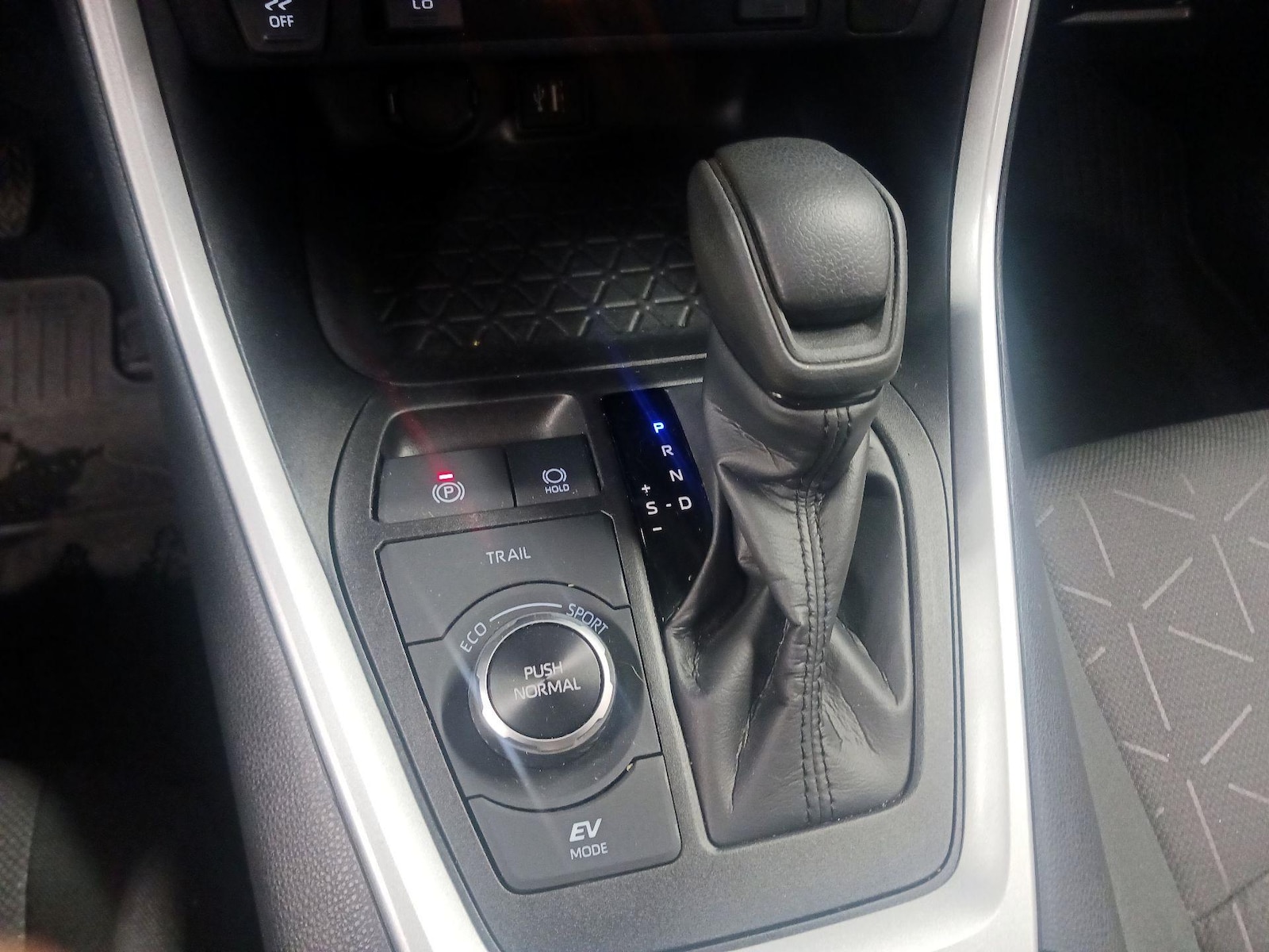 2024 Toyota RAV4 Woodland Edition - Photo 16