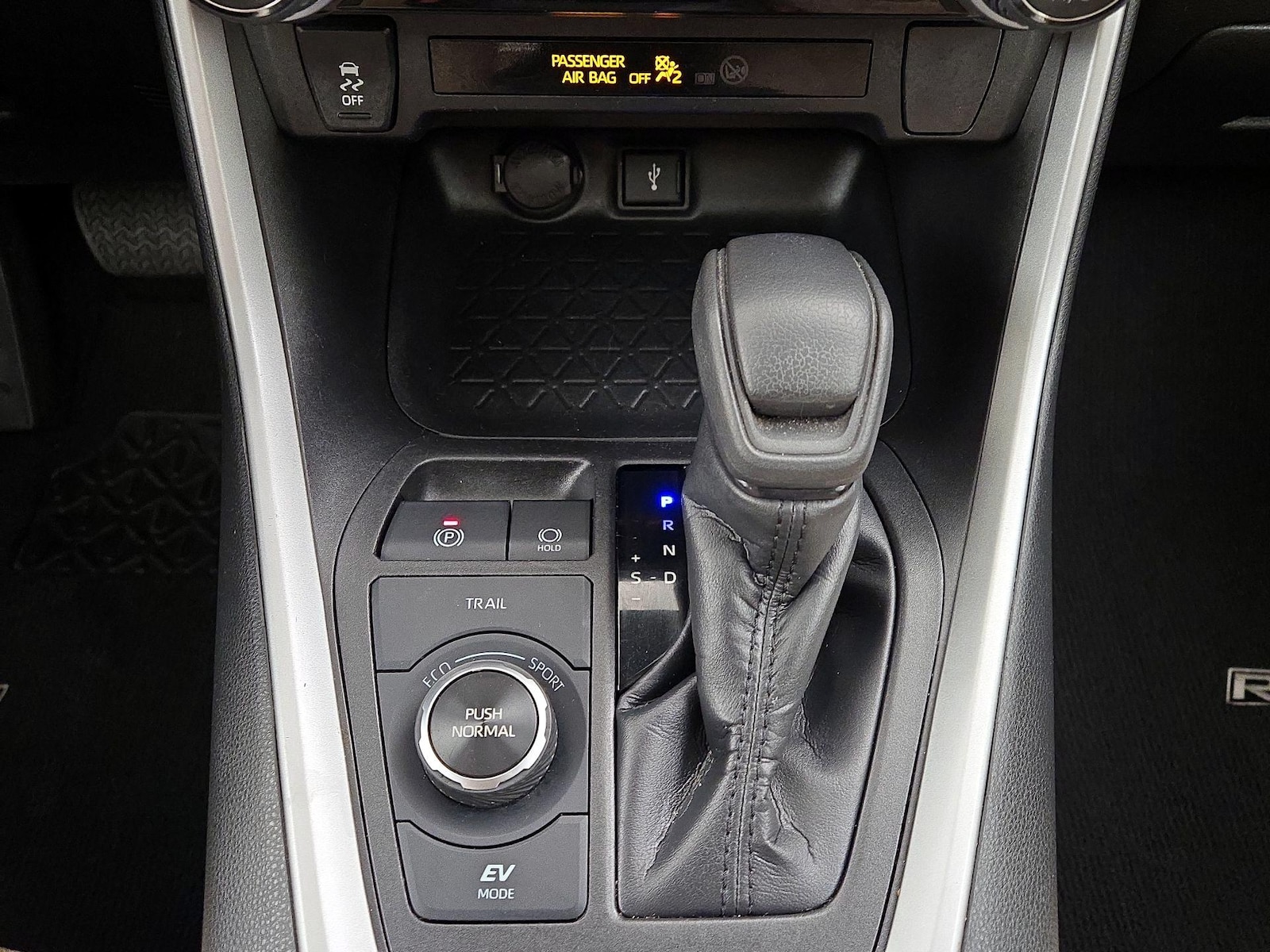 2022 Toyota RAV4 XLE - Photo 18