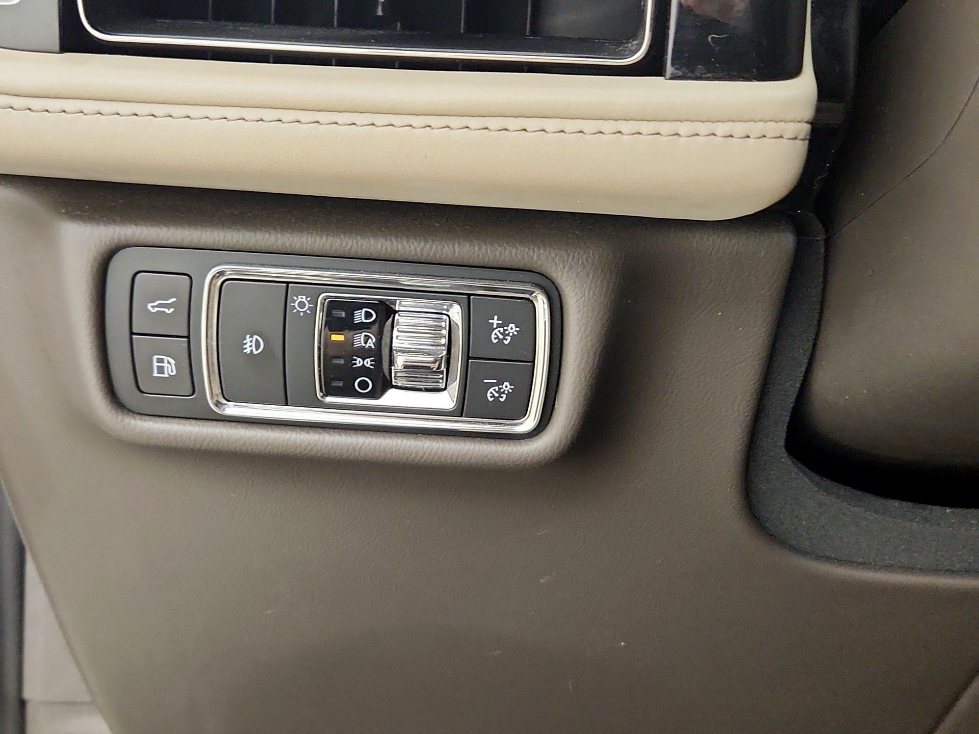 Thumbnail: 2021 Lincoln Aviator - 13