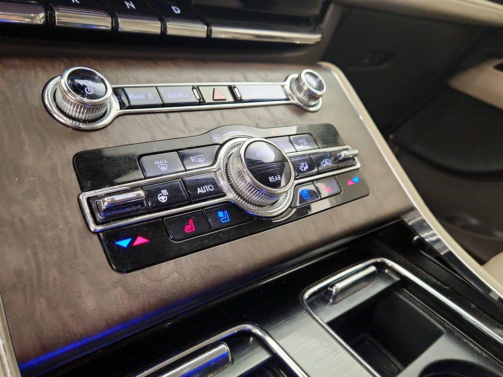 Thumbnail: 2021 Lincoln Aviator - 17