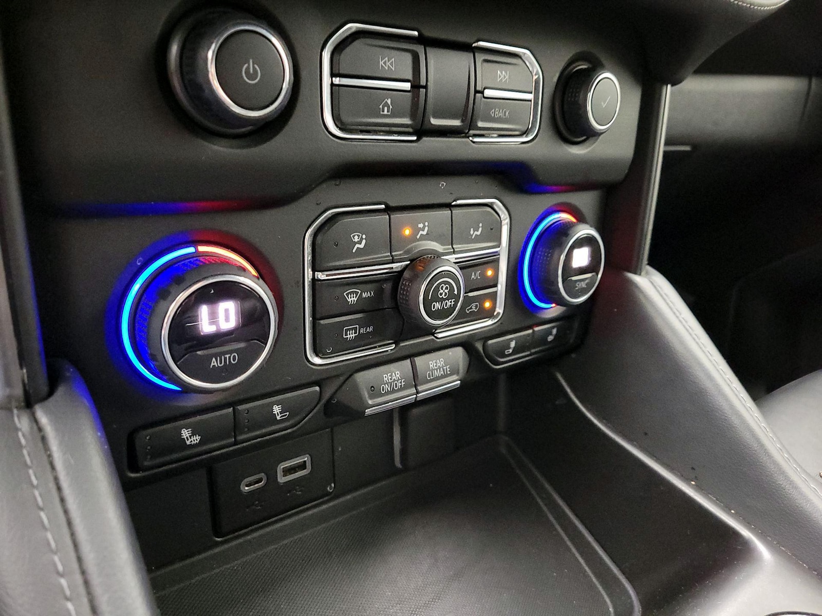2021 Chevrolet Suburban Z71 - Photo 17