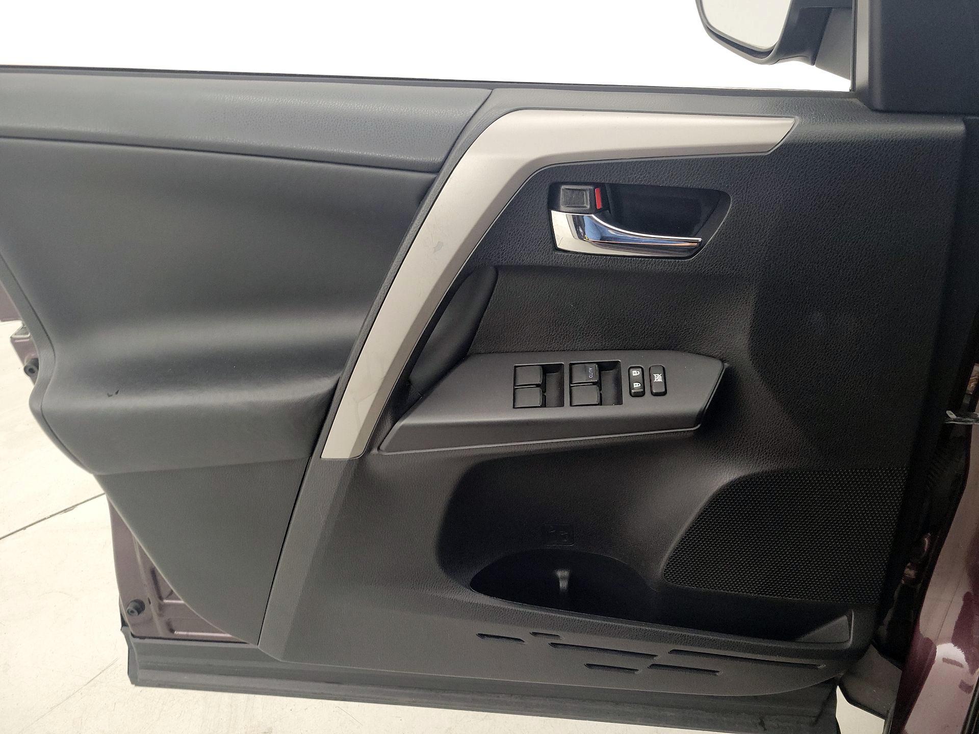 Thumbnail: 2016 Toyota RAV4 - 12