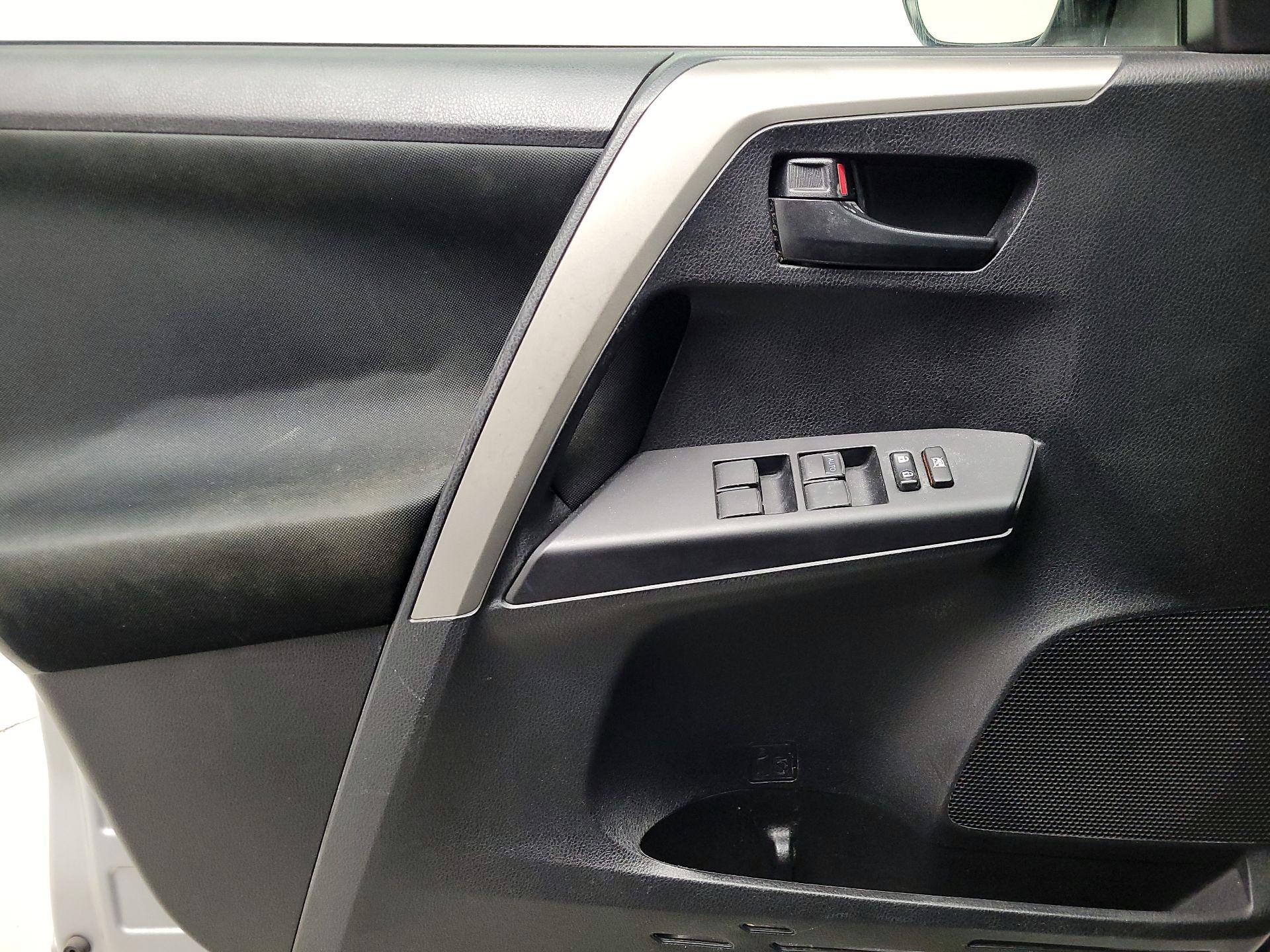 Thumbnail: 2016 Toyota RAV4 - 12