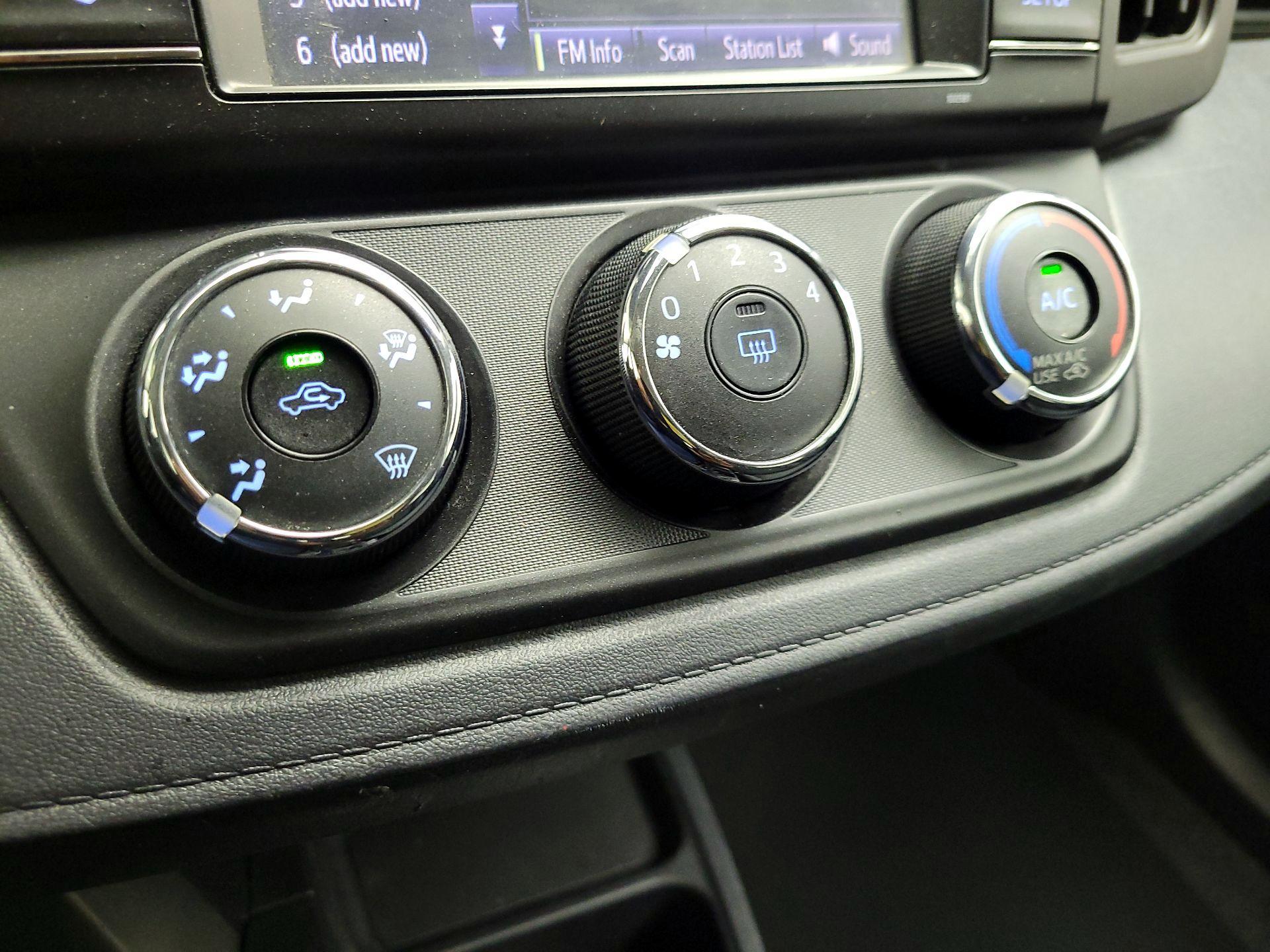 Thumbnail: 2016 Toyota RAV4 - 16