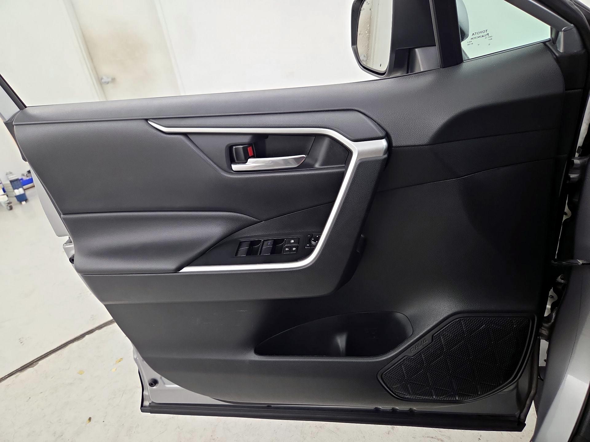 Thumbnail: 2020 Toyota RAV4 - 12