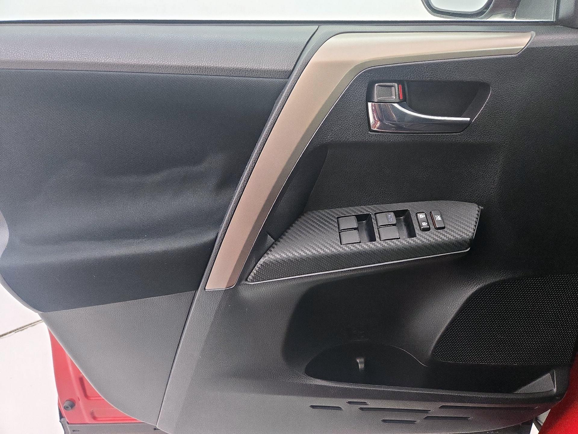 Thumbnail: 2015 Toyota RAV4 - 12
