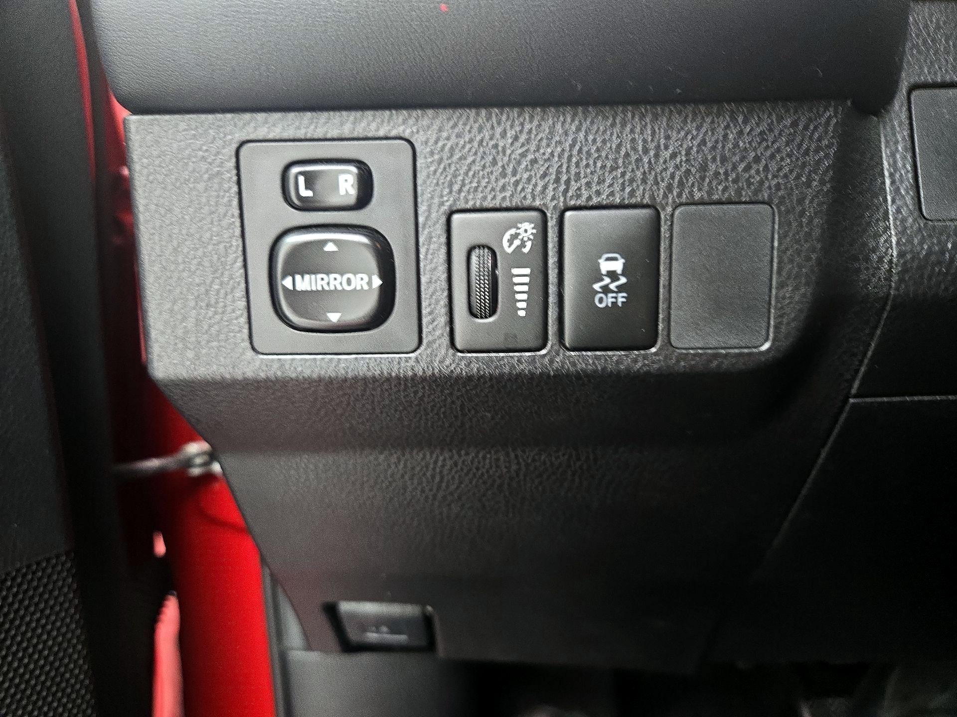 Thumbnail: 2015 Toyota RAV4 - 13