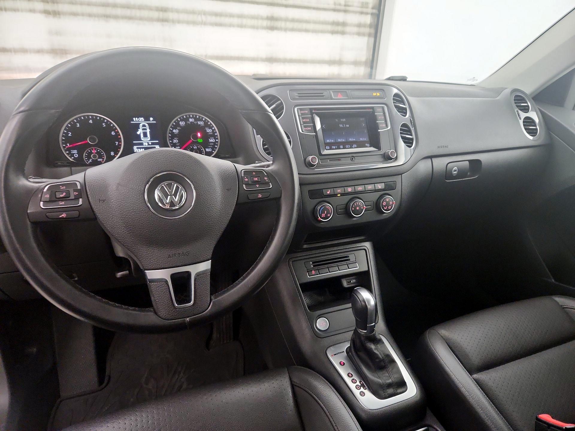 Thumbnail: 2016 Volkswagen Tiguan - 9