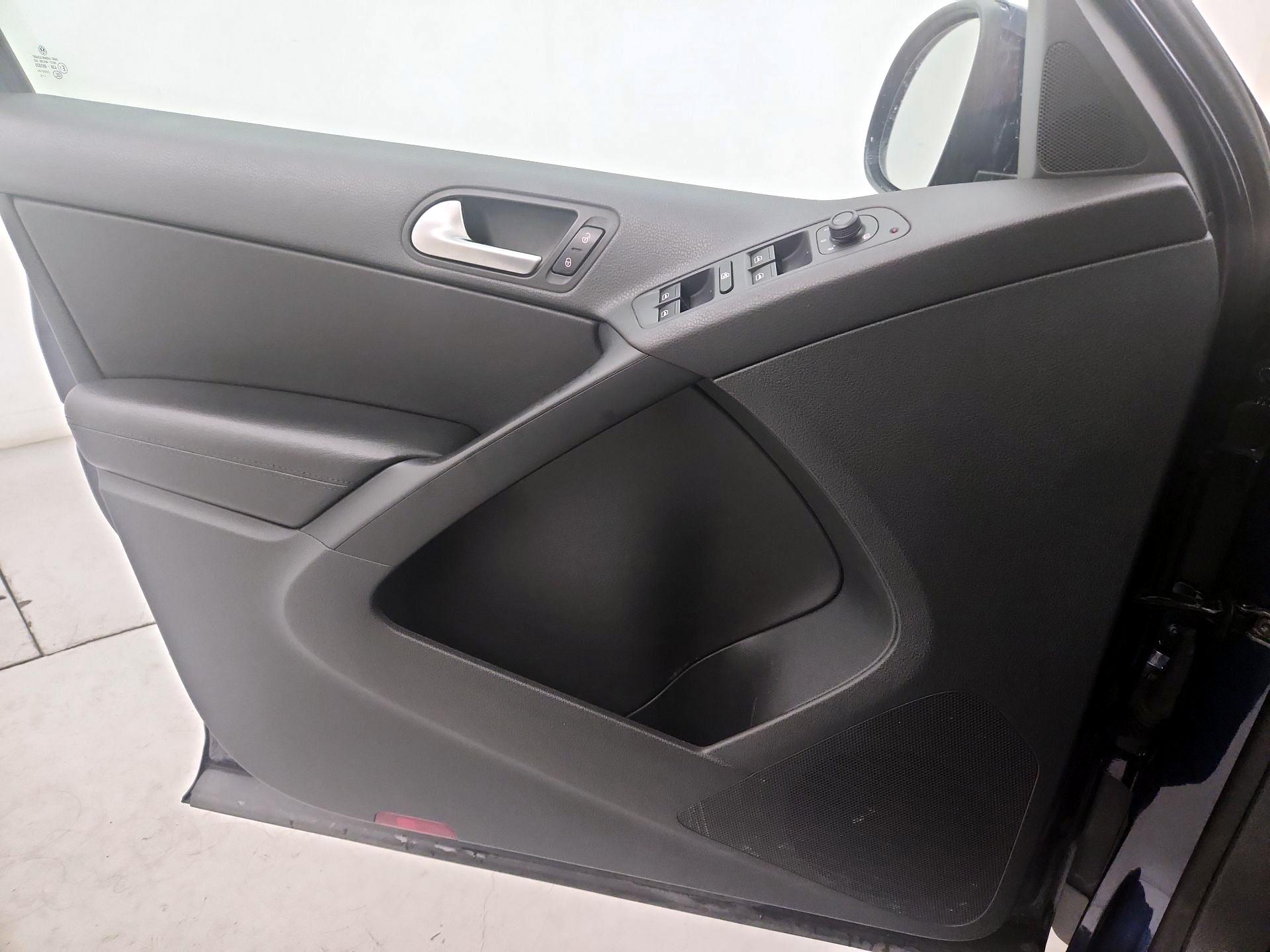 Thumbnail: 2016 Volkswagen Tiguan - 12