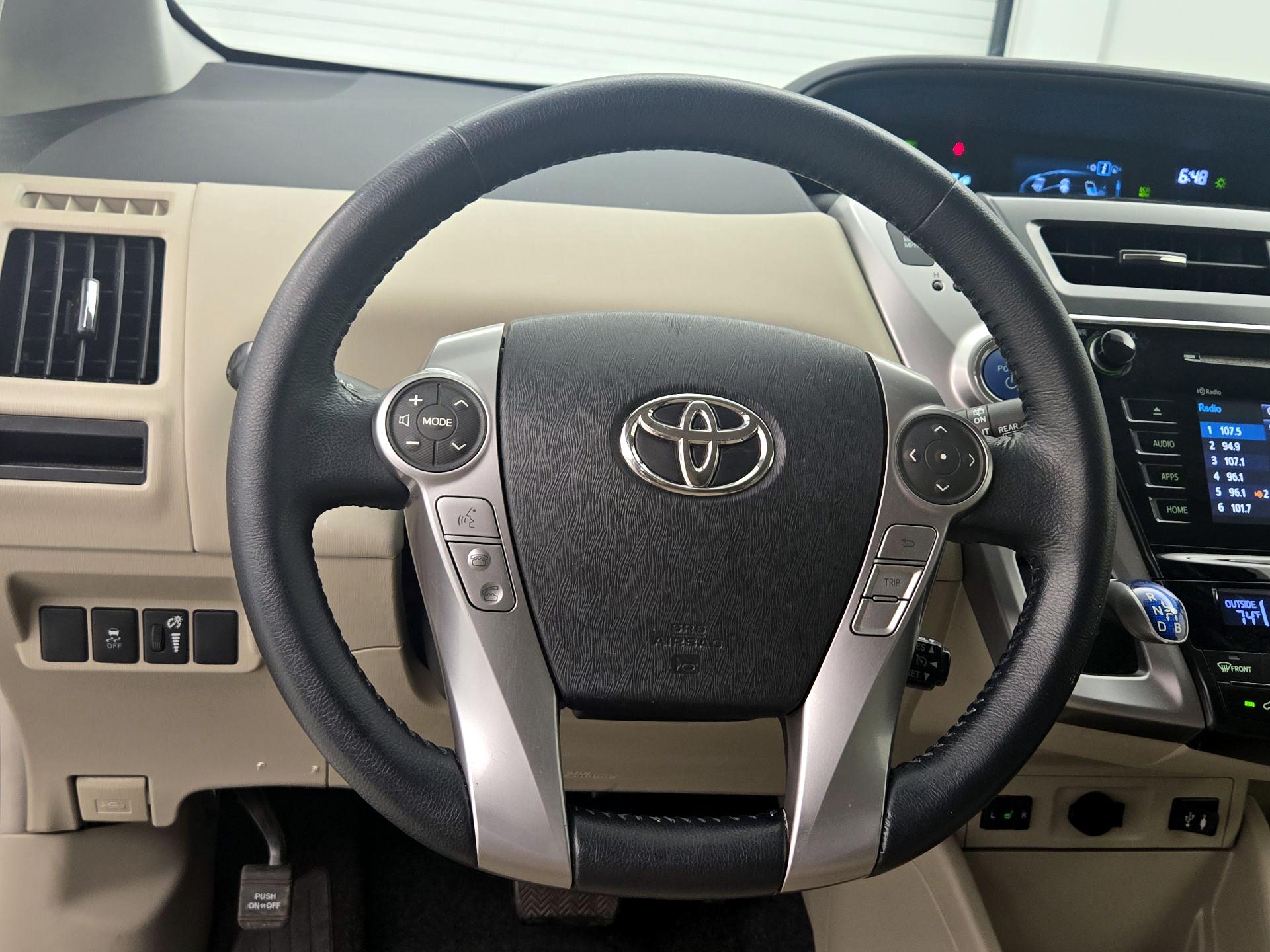 Thumbnail: 2015 Toyota Prius v - 10