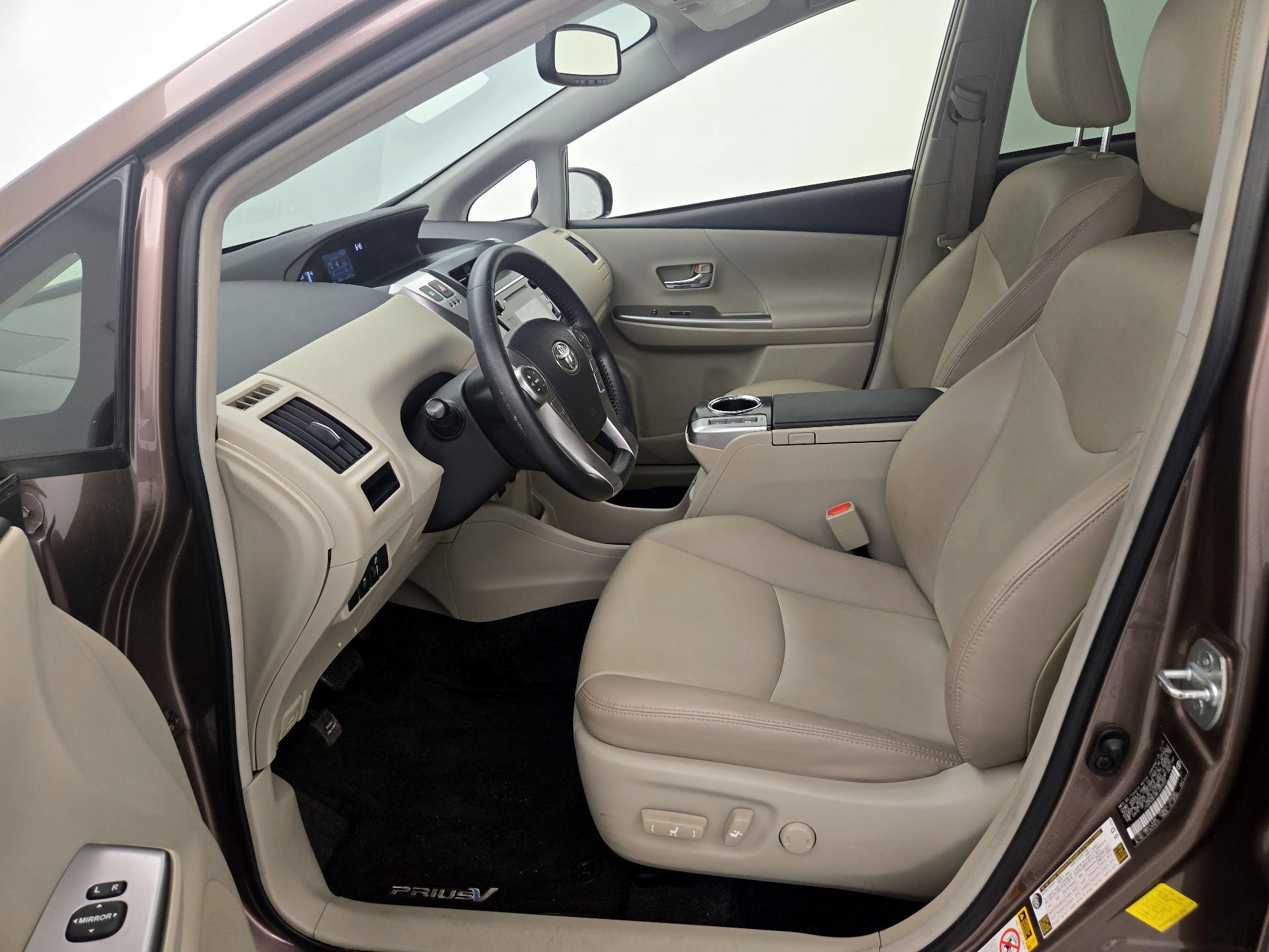 Thumbnail: 2015 Toyota Prius v - 11