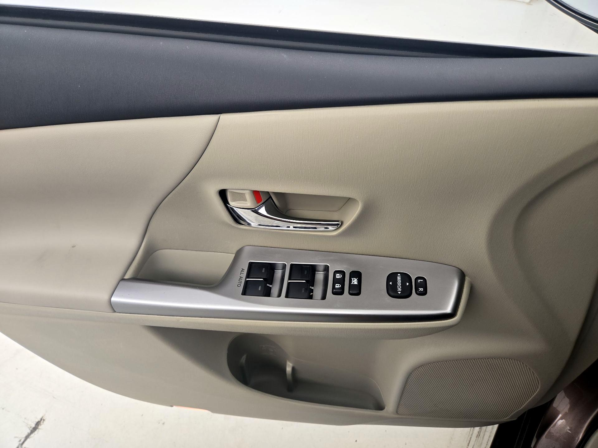 Thumbnail: 2015 Toyota Prius v - 12
