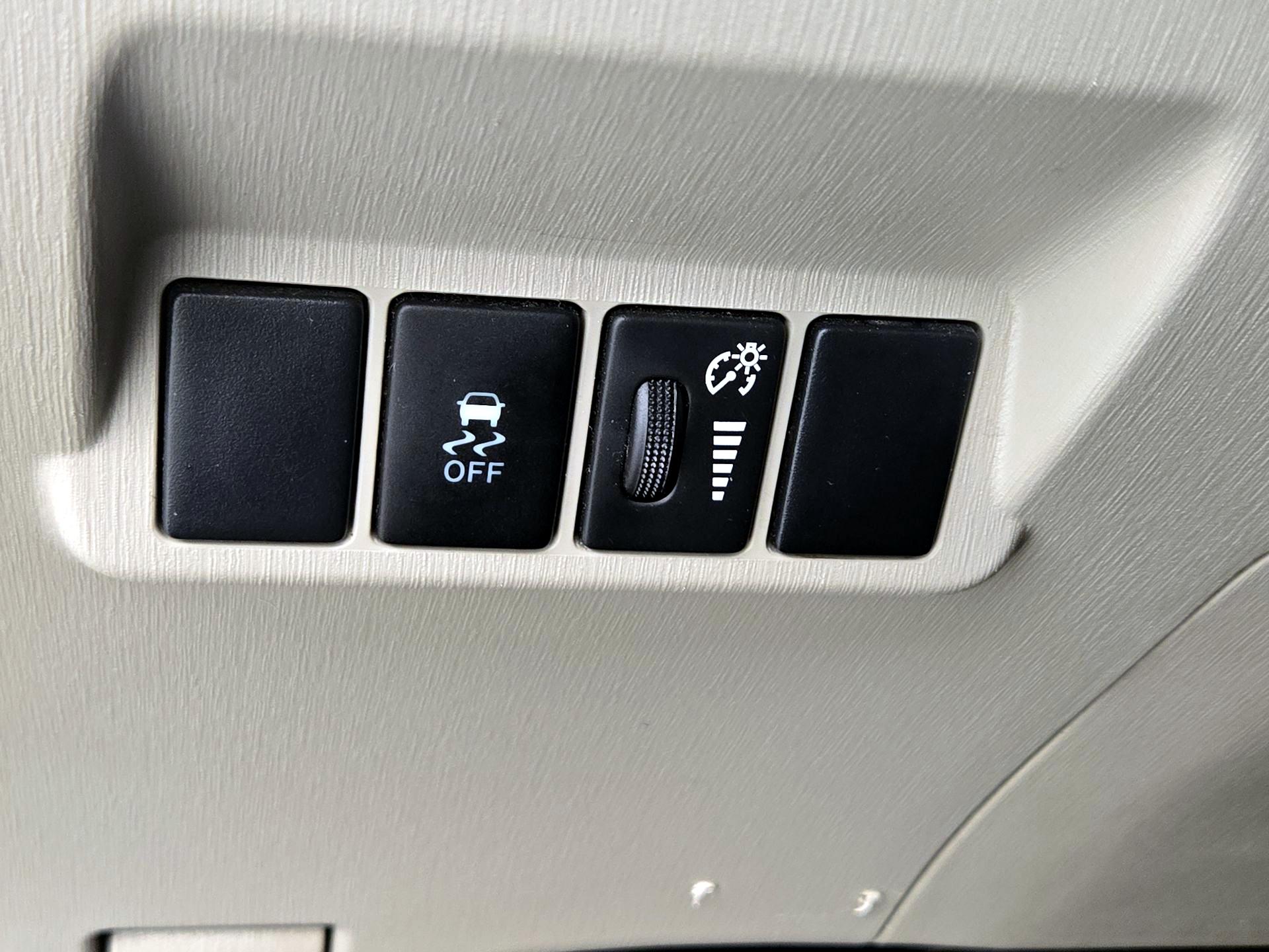 Thumbnail: 2015 Toyota Prius v - 13