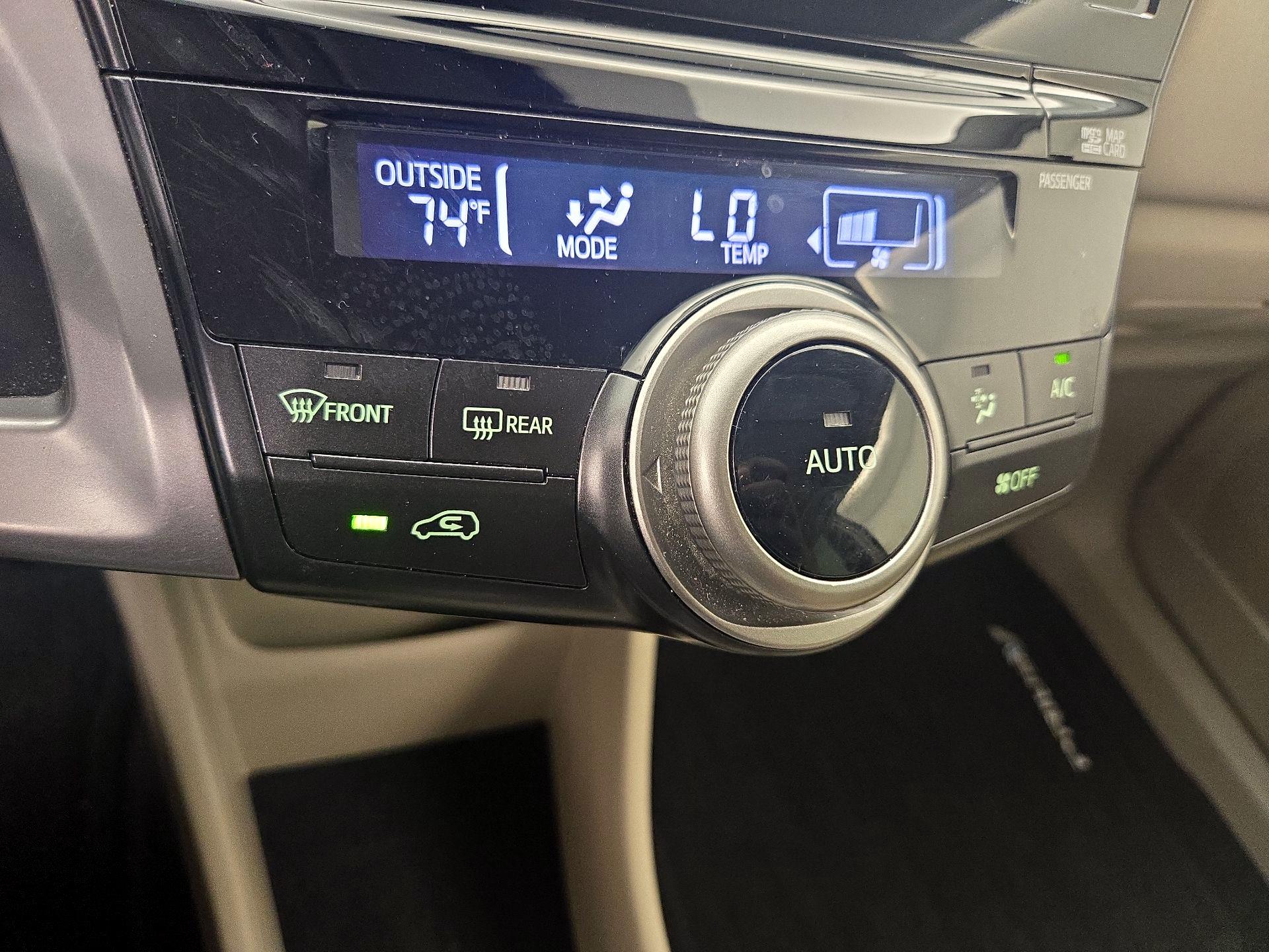 Thumbnail: 2015 Toyota Prius v - 16