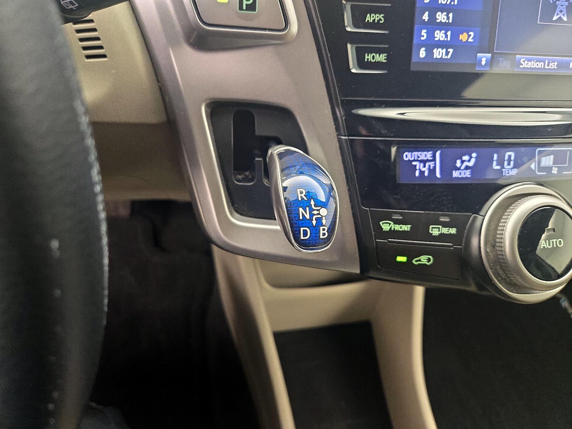 Thumbnail: 2015 Toyota Prius v - 17