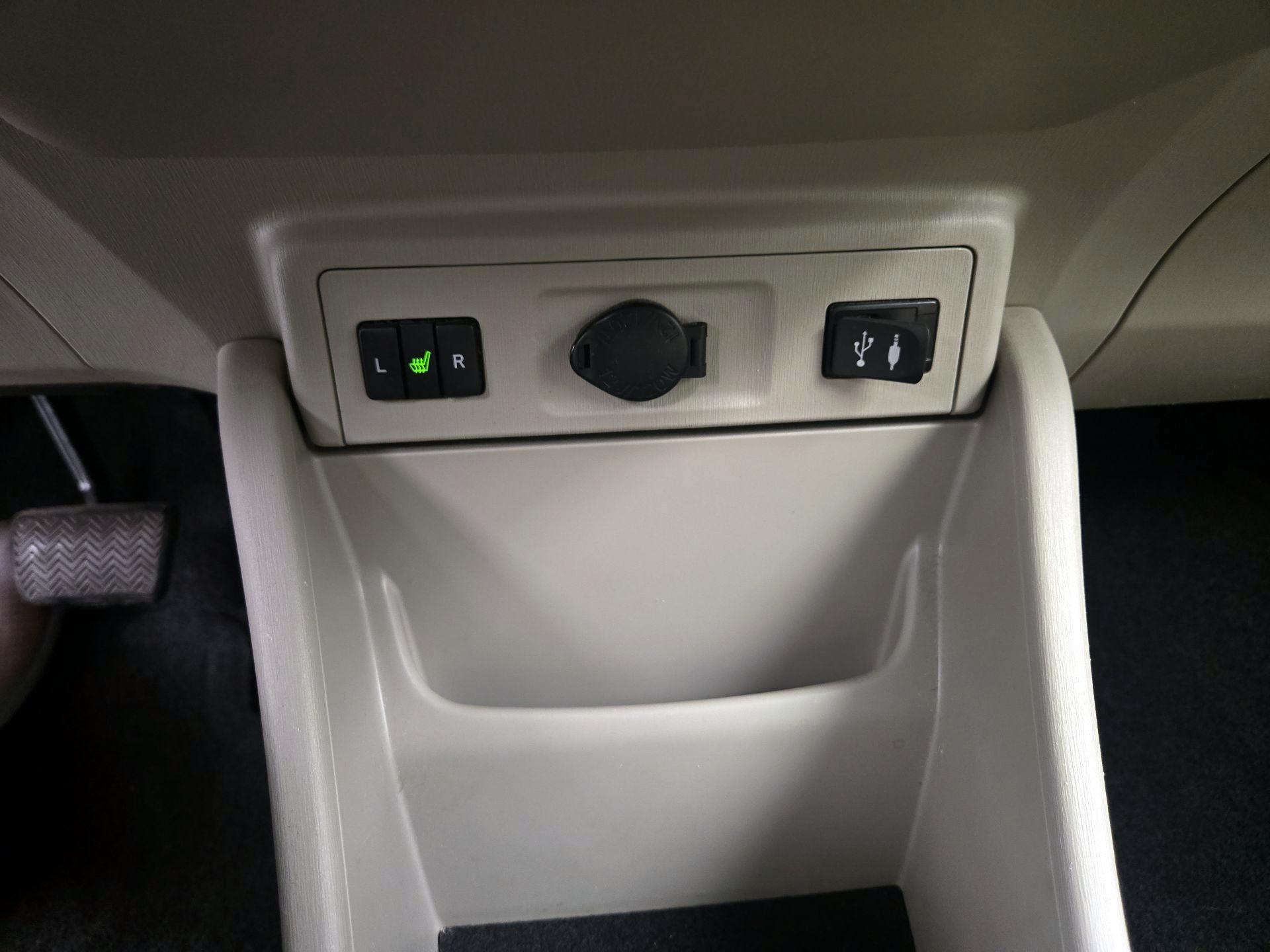 Thumbnail: 2015 Toyota Prius v - 18