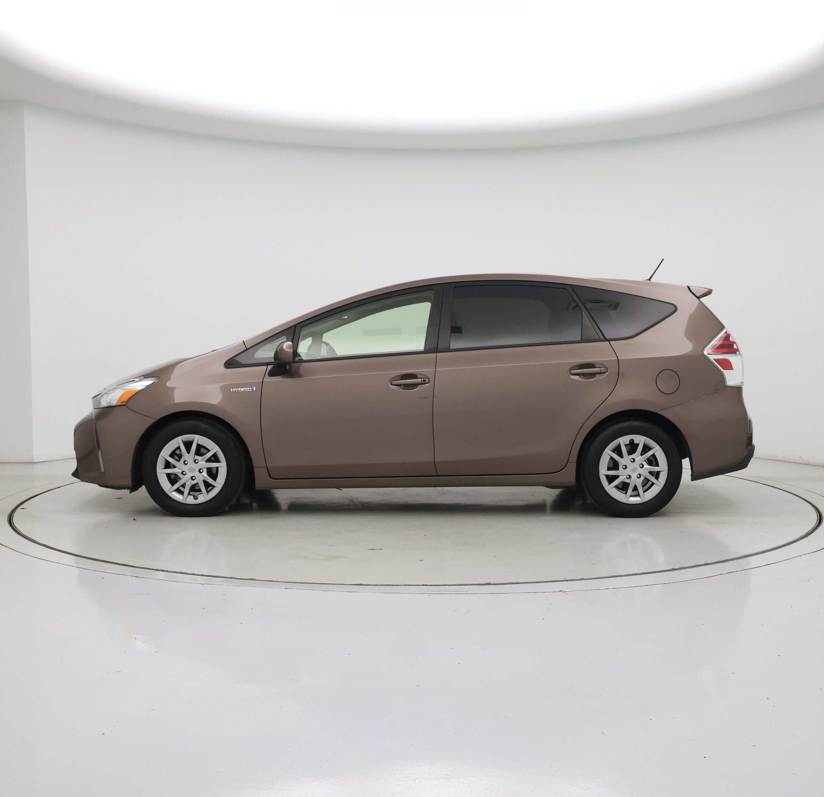 Thumbnail: 2015 Toyota Prius v - 3