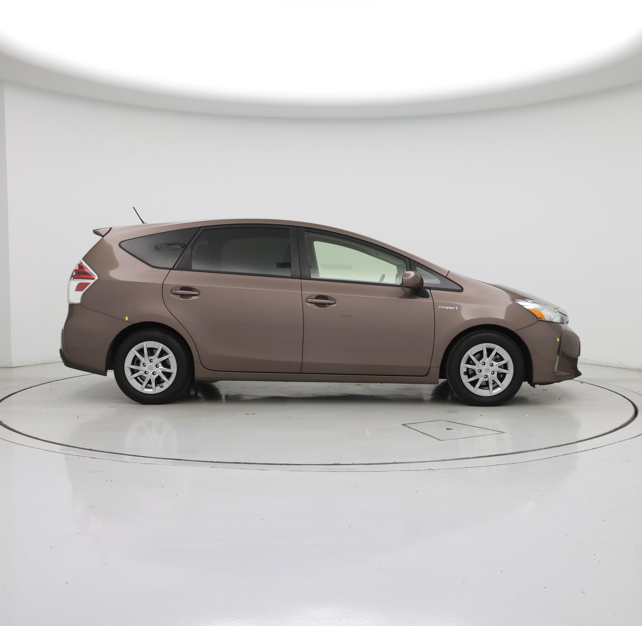 Thumbnail: 2015 Toyota Prius v - 7