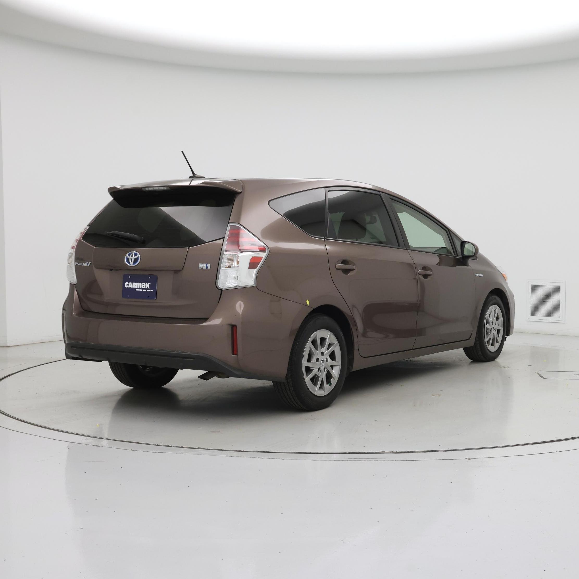 Thumbnail: 2015 Toyota Prius v - 8