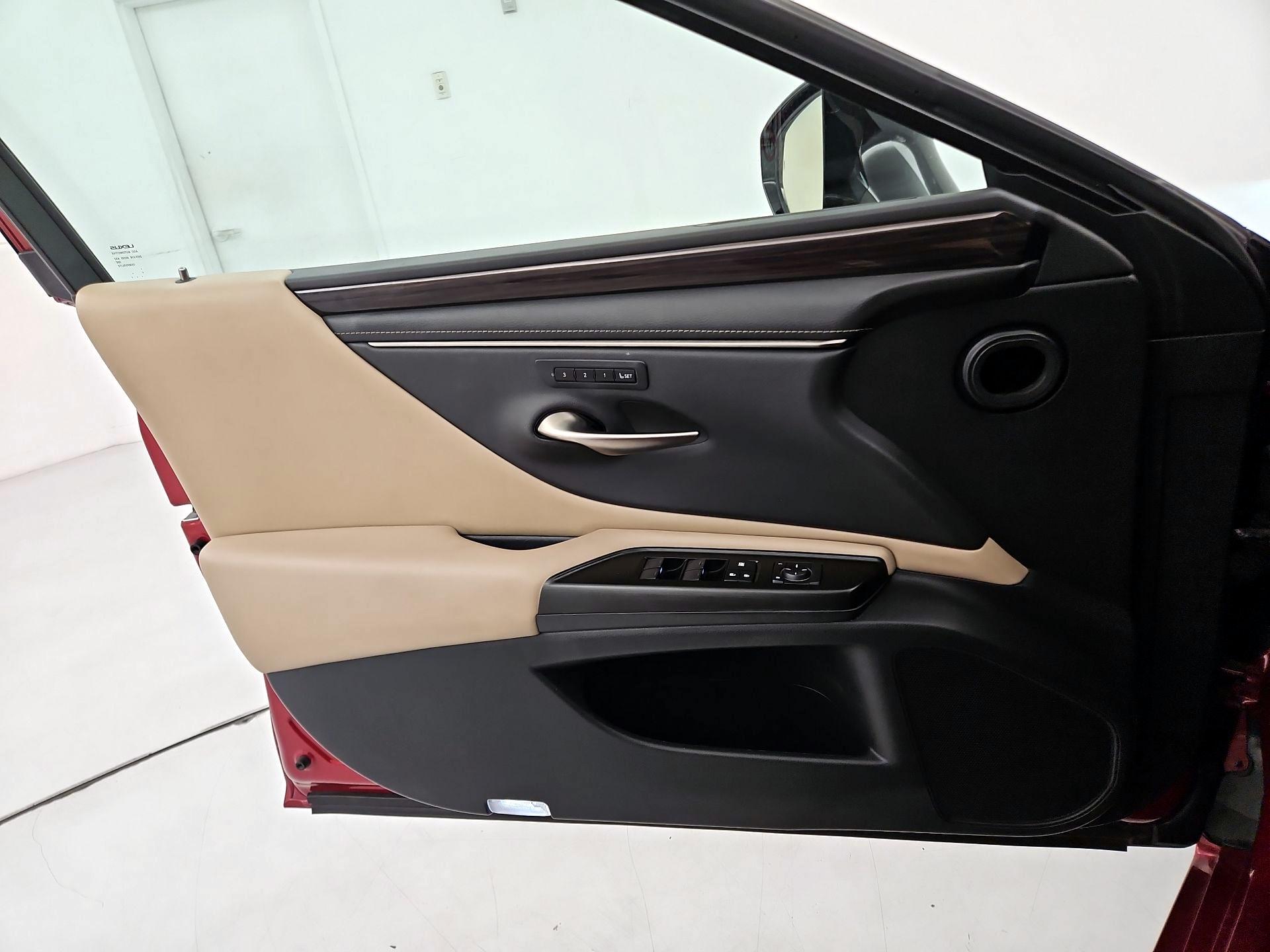 Thumbnail: 2019 Lexus ES - 12